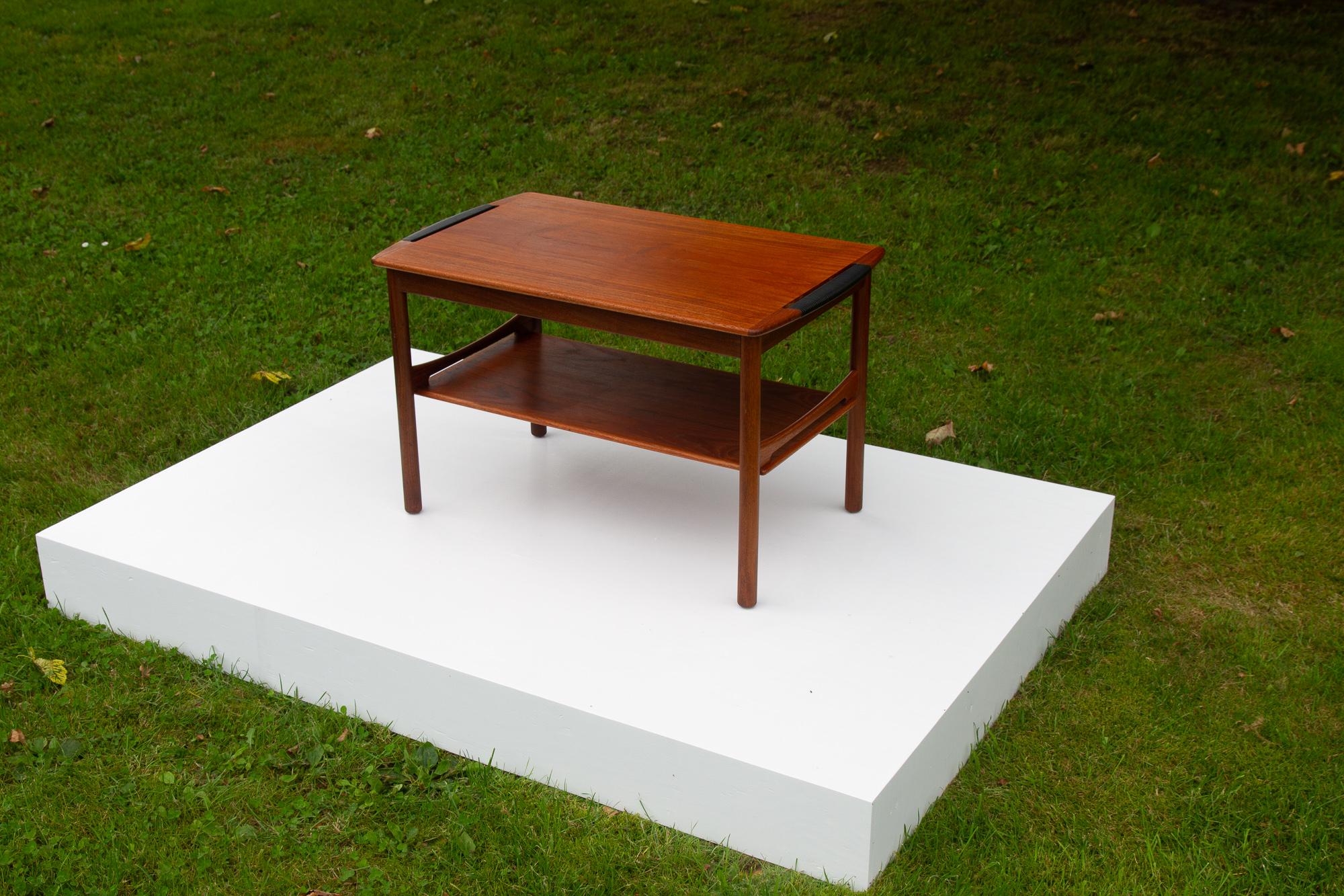 Vintage Danish Teak Side Table, 1960s In Good Condition For Sale In Asaa, DK