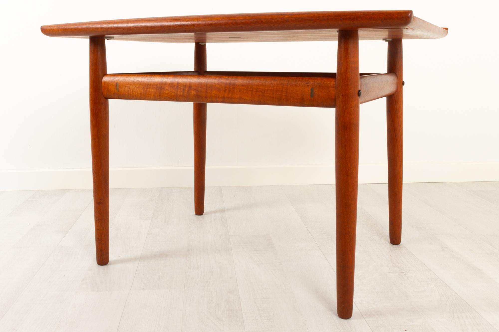 Vintage Danish teak side table by Grete Jalk for Glostrup Møbelfabrik, 1960s
Danish modern small coffee table with round tapered legs and frame in solid teak. Tabletop in teak veneer with raised edges also in solid teak.
Very elegant and decorative