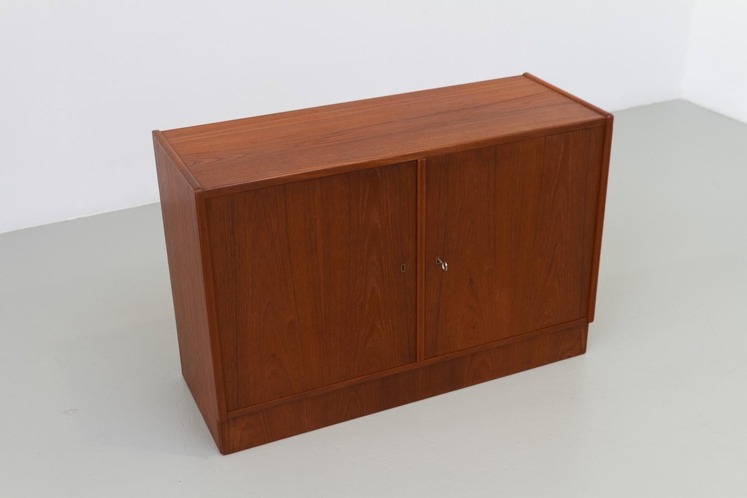 Enfilade danois vintage en teck, années 1960.

Petite armoire The Modern Scandinavian Mid-Century Modern en teck fabriquée au Danemark dans les années 1960. Deux portes à charnières, deux compartiments, chacun avec une étagère. Les deux portes sont