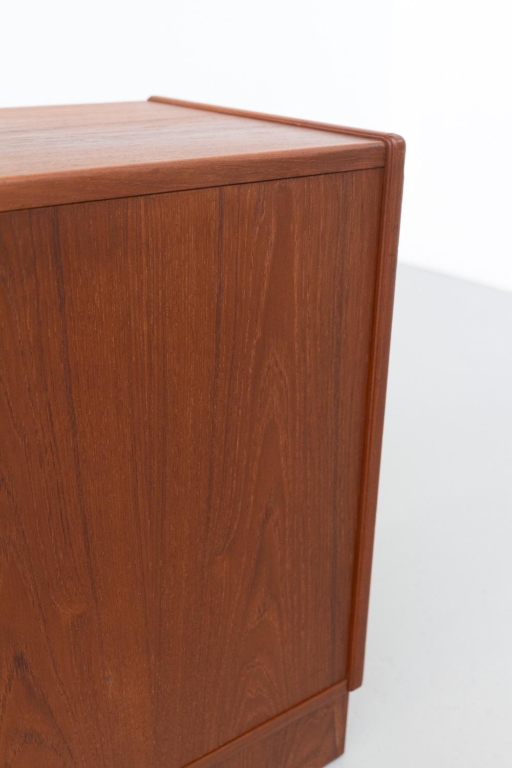 Teck Enfilade danois vintage en teck, années 1960.