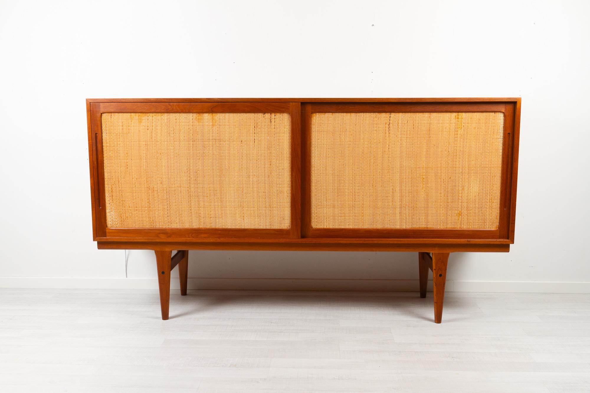 Vintage Danish Teak Sideboard by Georg Petersen 1960s
Early and rare mid-century Danish teak sideboard by Georg Petersen. Made in his own factory GP Farum in the early sixties.
Excellent build craftsmanship and beautiful accent in the woven cane