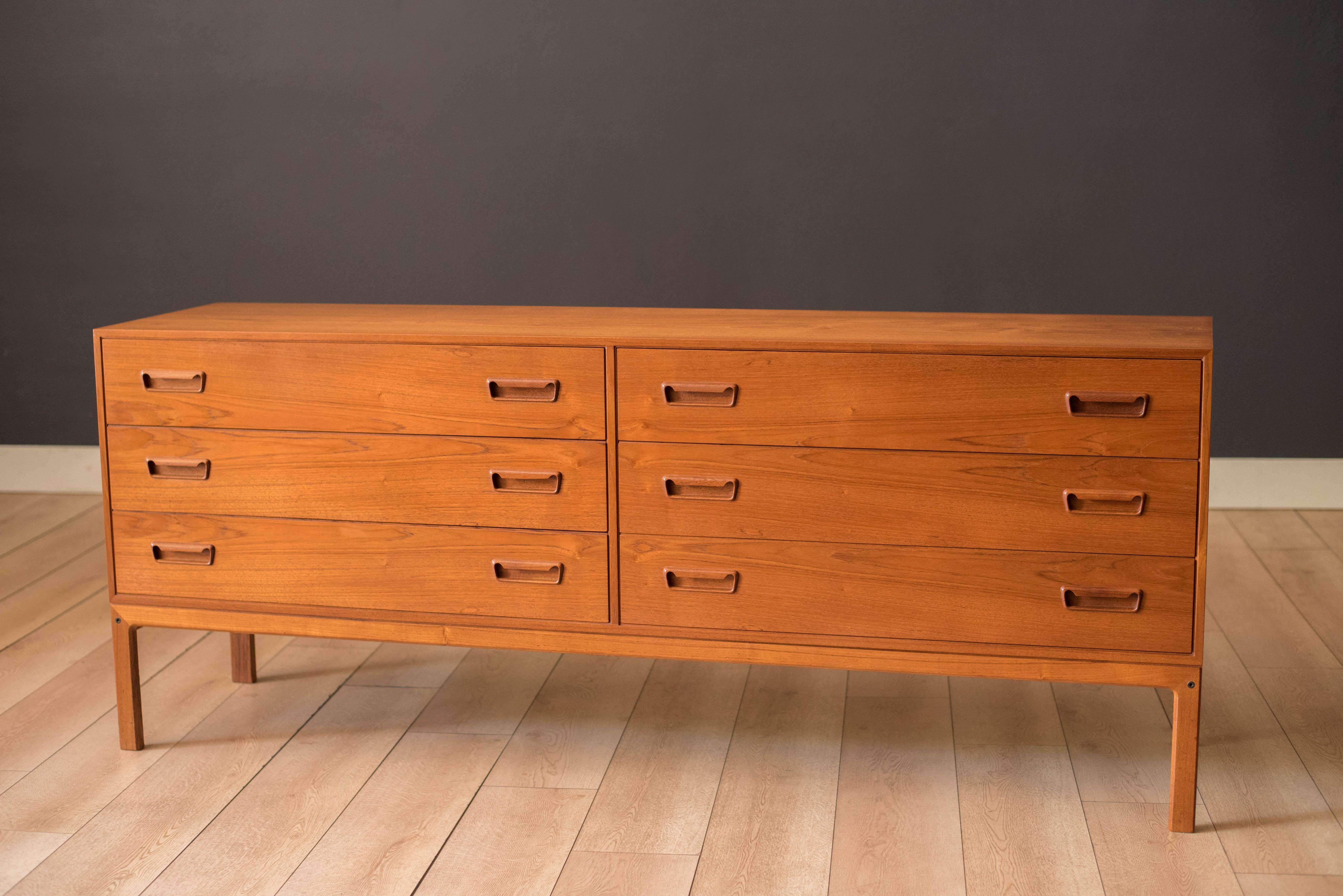 Comò basso in teak del Mid Century Modern disegnato da Arne Wahl Iversen per Vinde Møbelfabrik, anni '60 circa. Questo mobile offre una grande quantità di spazio, tra cui sei cassetti a coda di rondine con maniglie scultoree. Tutti i cassetti