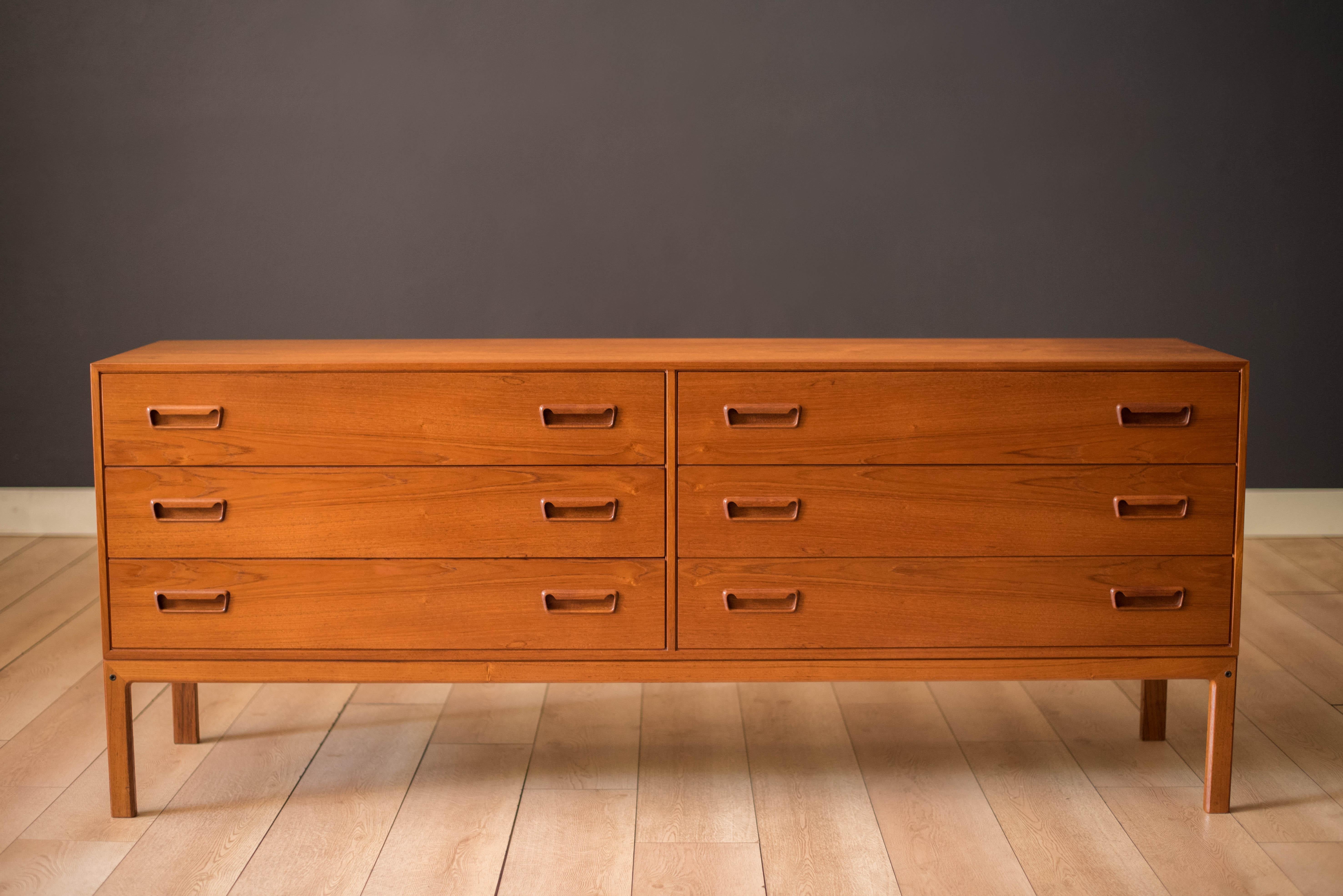 Scandinavo moderno Comò danese d'epoca a sei cassetti in teak di Arne Wahl Iversen in vendita