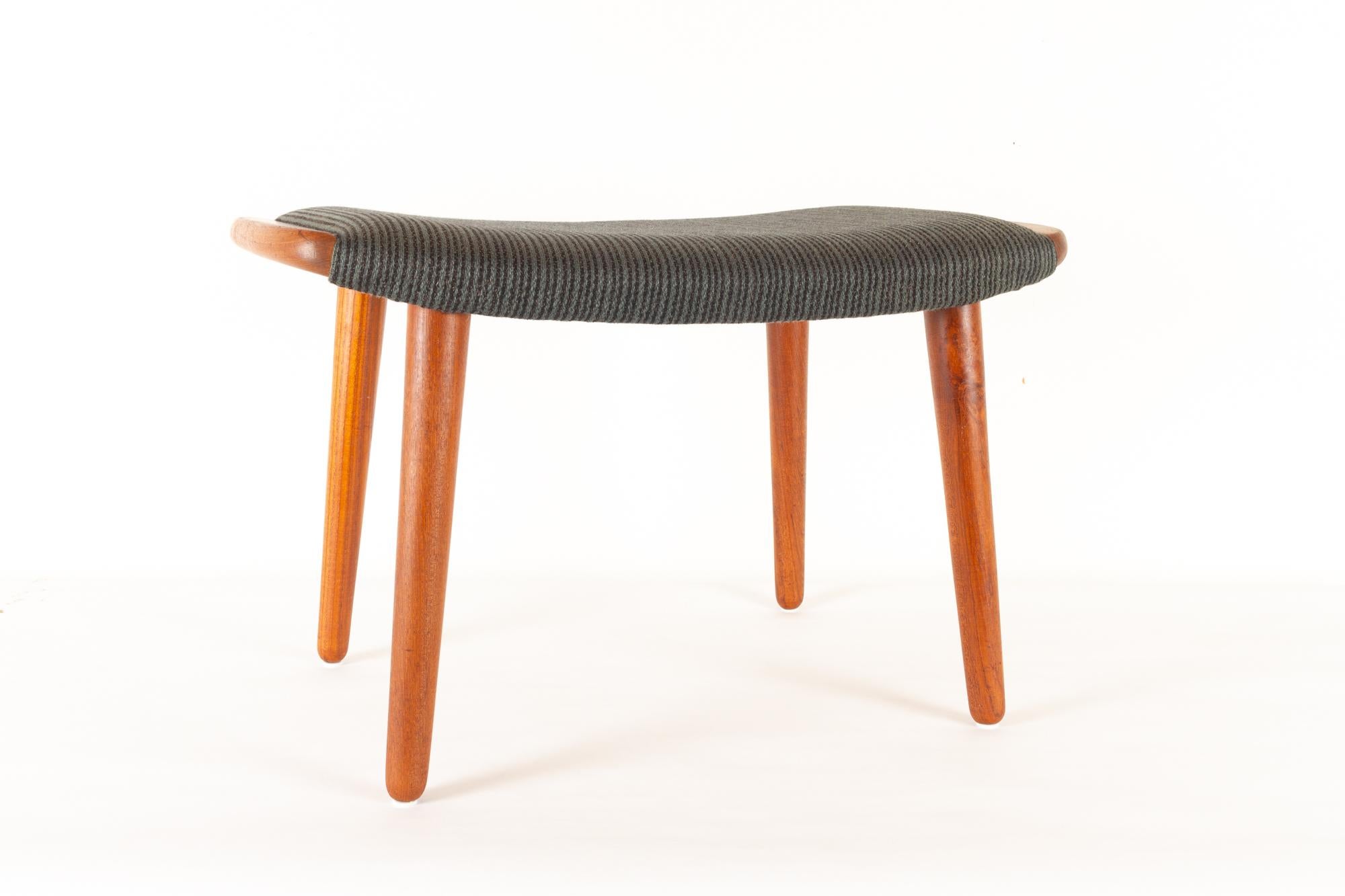 Vintage Danish teak stool 1960s
Elegant Scandinavian Mid-Century Modern footstool. Curved seat with upholstery and handles in solid teak. Round tapered legs in solid teak.
Good height that will fit most Mid-Century Modern lounge chairs as a