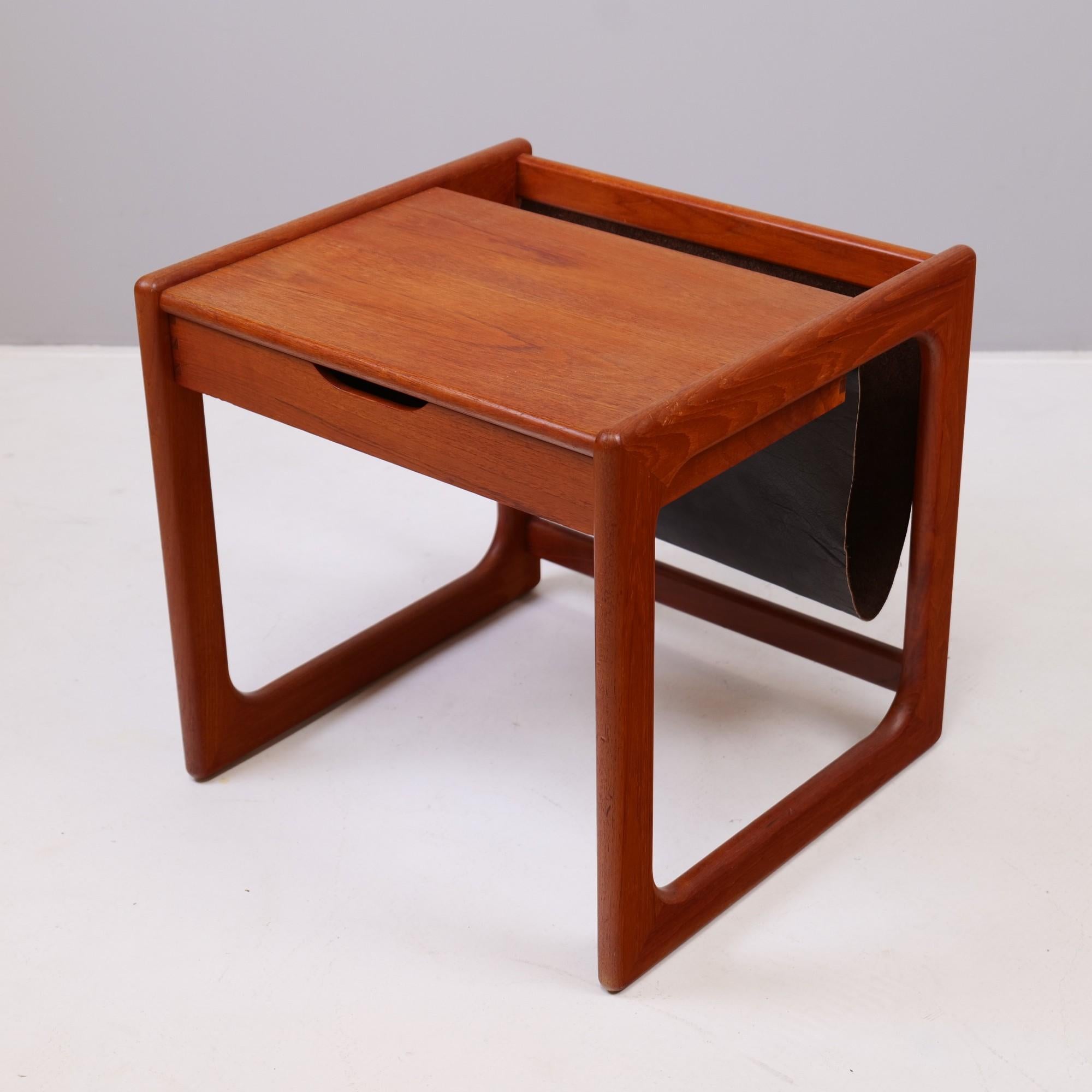 Vintage mid century side table with leather insert for magazines.

Danishes design made of teak wood

1960's - Made in Denmark by Nyborg model Salin 5800

Dimensions:
50 cm height
52 cm width
50 cm depth
Material:
Teak, leather.