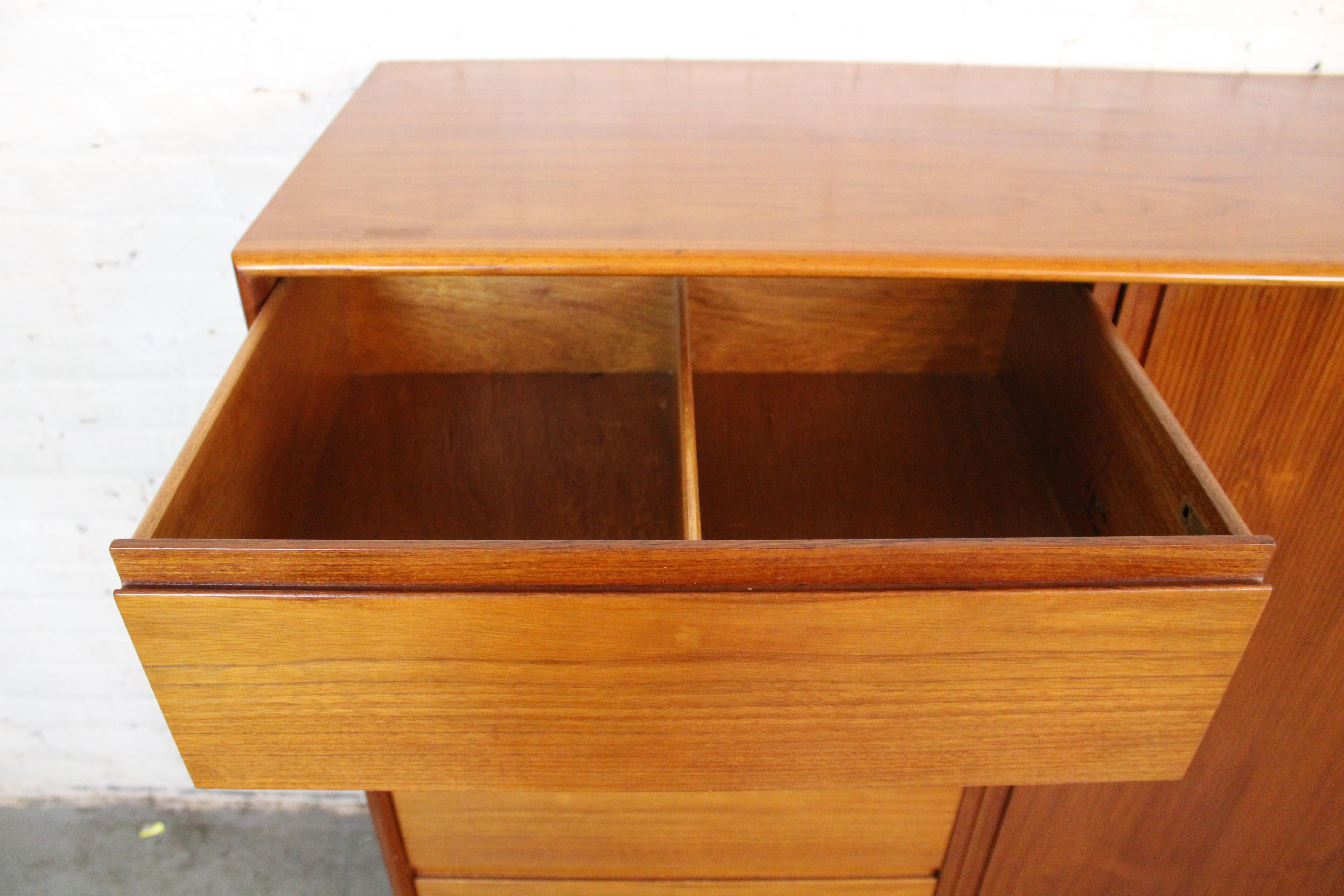 XX secolo Comò a tamburo in teak danese vintage di Danflex Systems in vendita