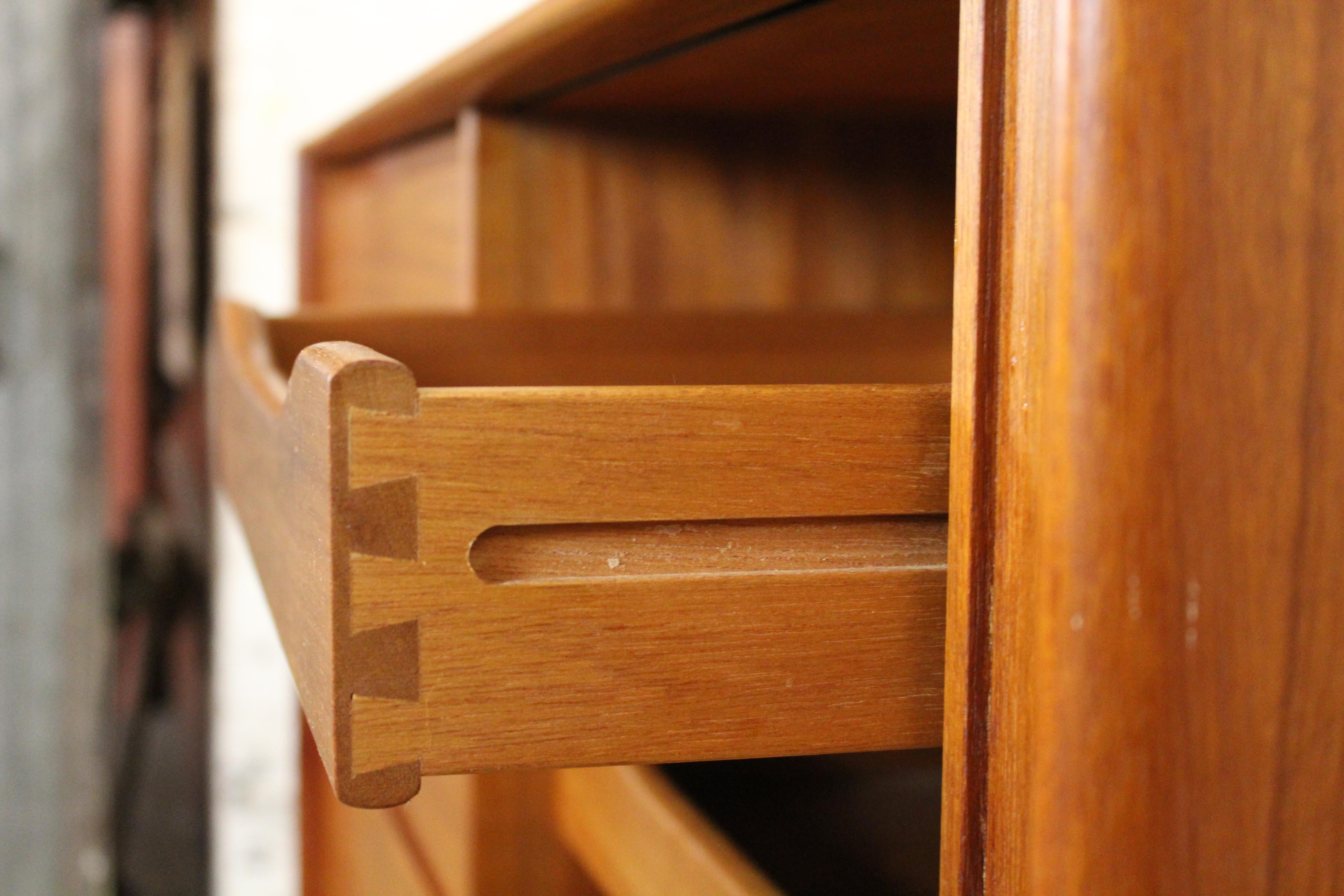 Legno Comò a tamburo in teak danese vintage di Danflex Systems in vendita