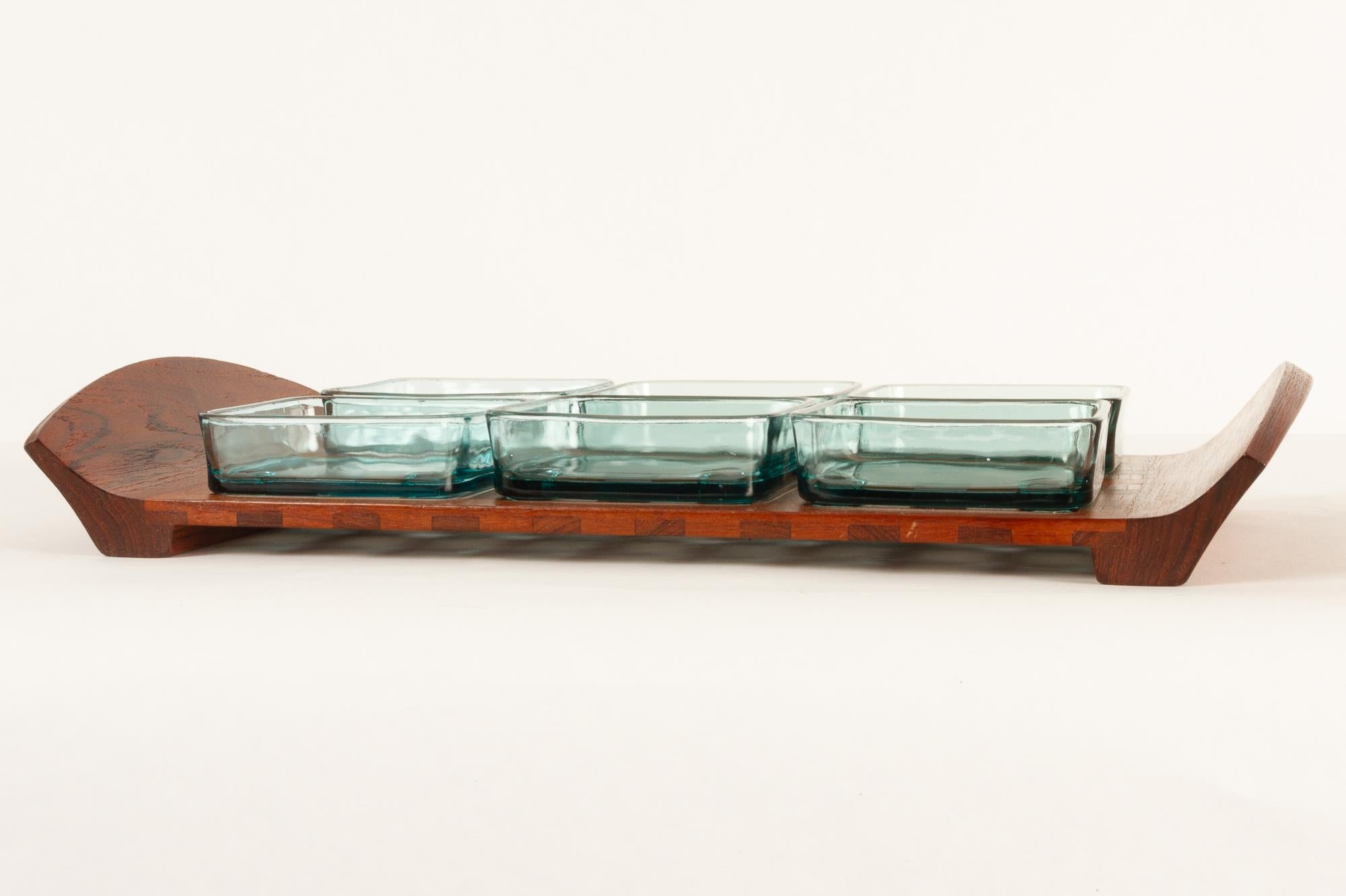 Bandeja danesa vintage de teca con cuencos de cristal de Jens Harald Quistgaard, años 60 Moderno de mediados de siglo en venta