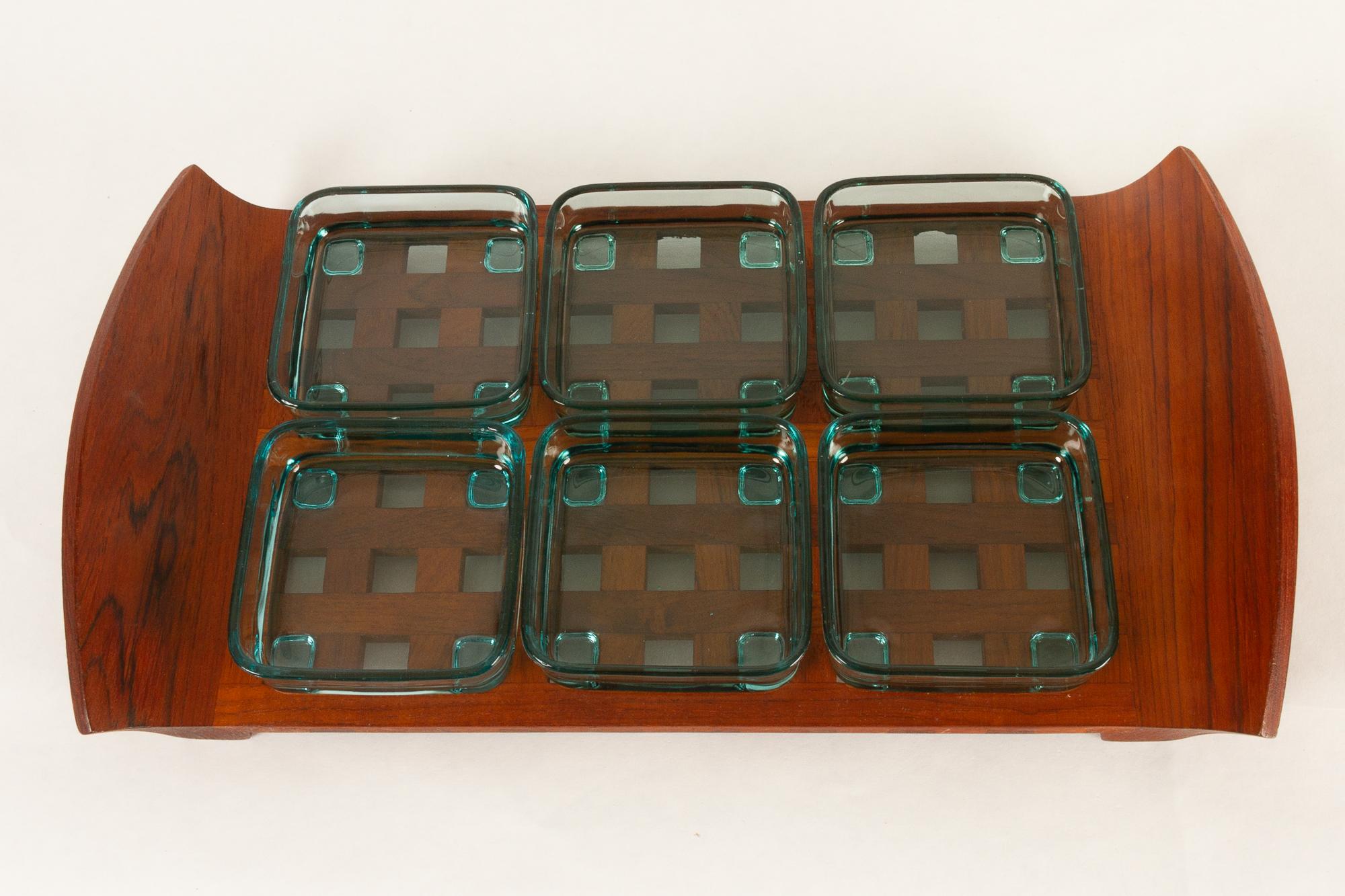 Dänisches Vintage-Tablett aus Teakholz mit Glasschalen von Jens Harald Quistgaard, 1960er Jahre (Mitte des 20. Jahrhunderts) im Angebot