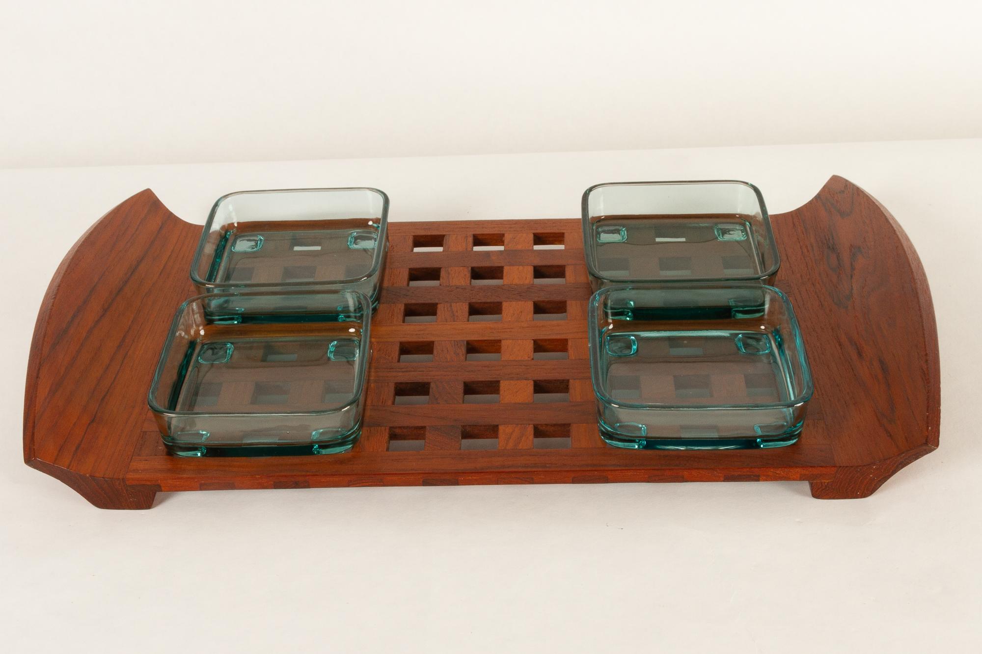 Dänisches Vintage-Tablett aus Teakholz mit Glasschalen von Jens Harald Quistgaard, 1960er Jahre im Angebot 1