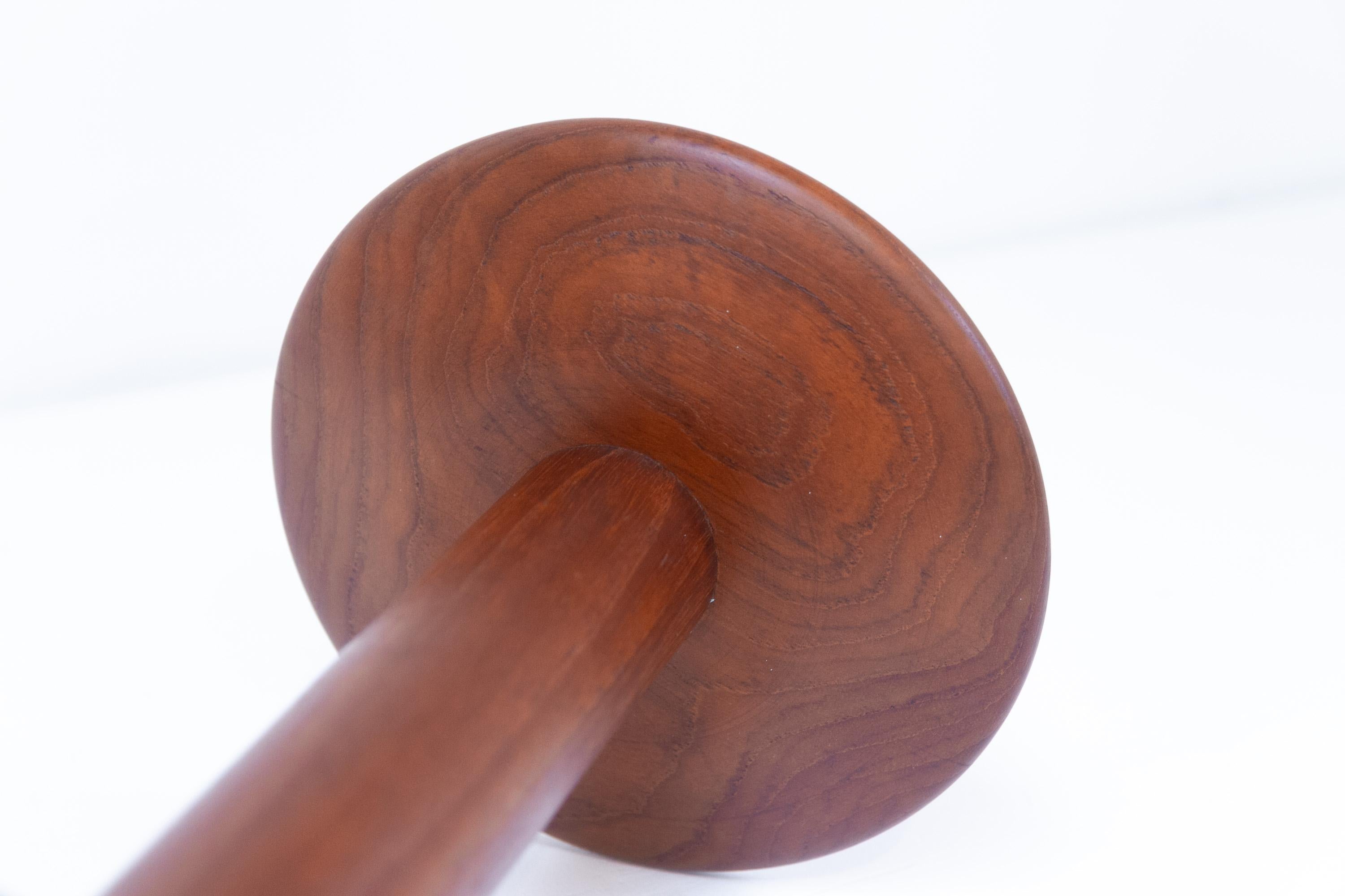 Tavolino danese d'epoca a treppiede in teak, anni '50. in vendita 3