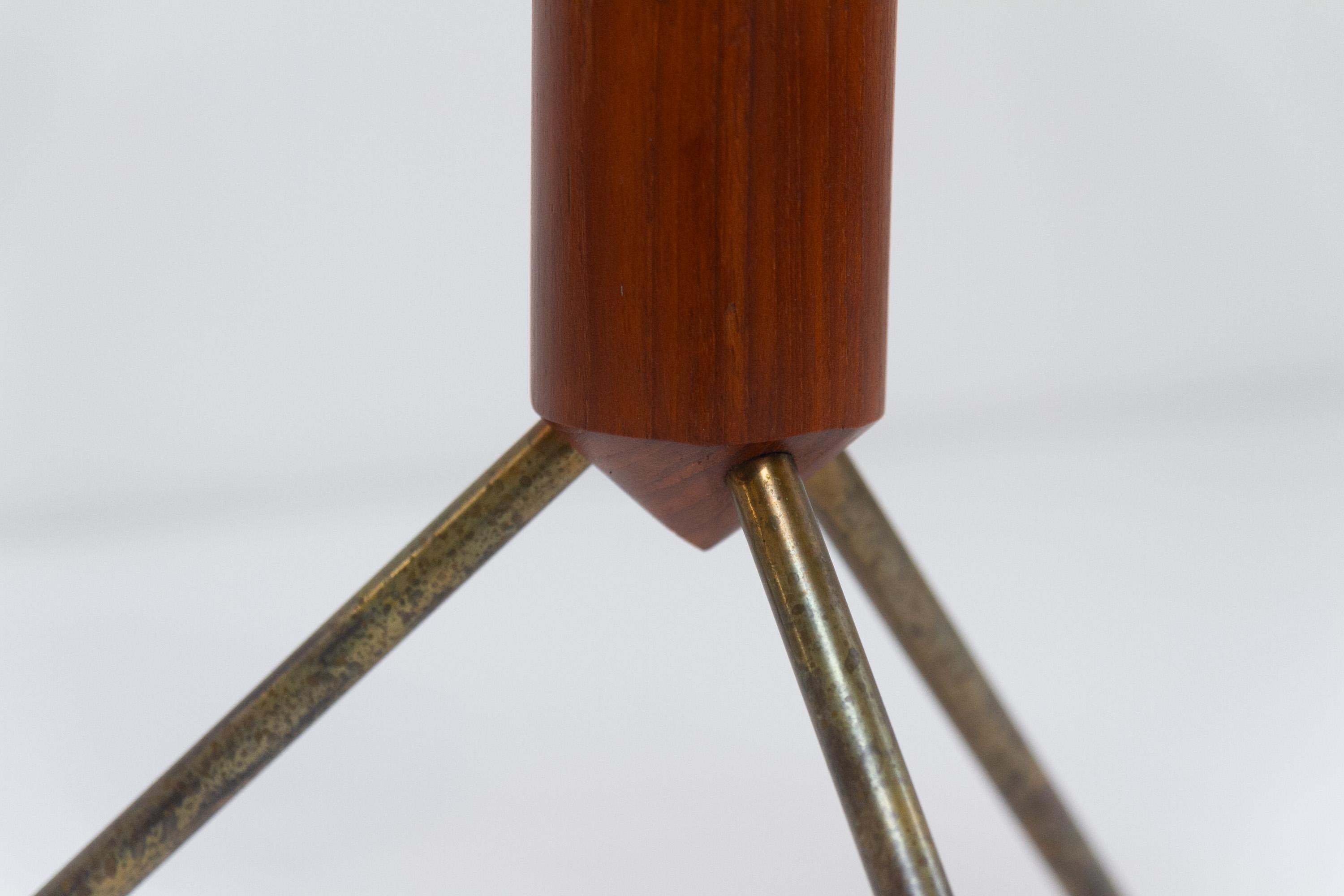 Tavolino danese d'epoca a treppiede in teak, anni '50. In condizioni buone in vendita a Asaa, DK