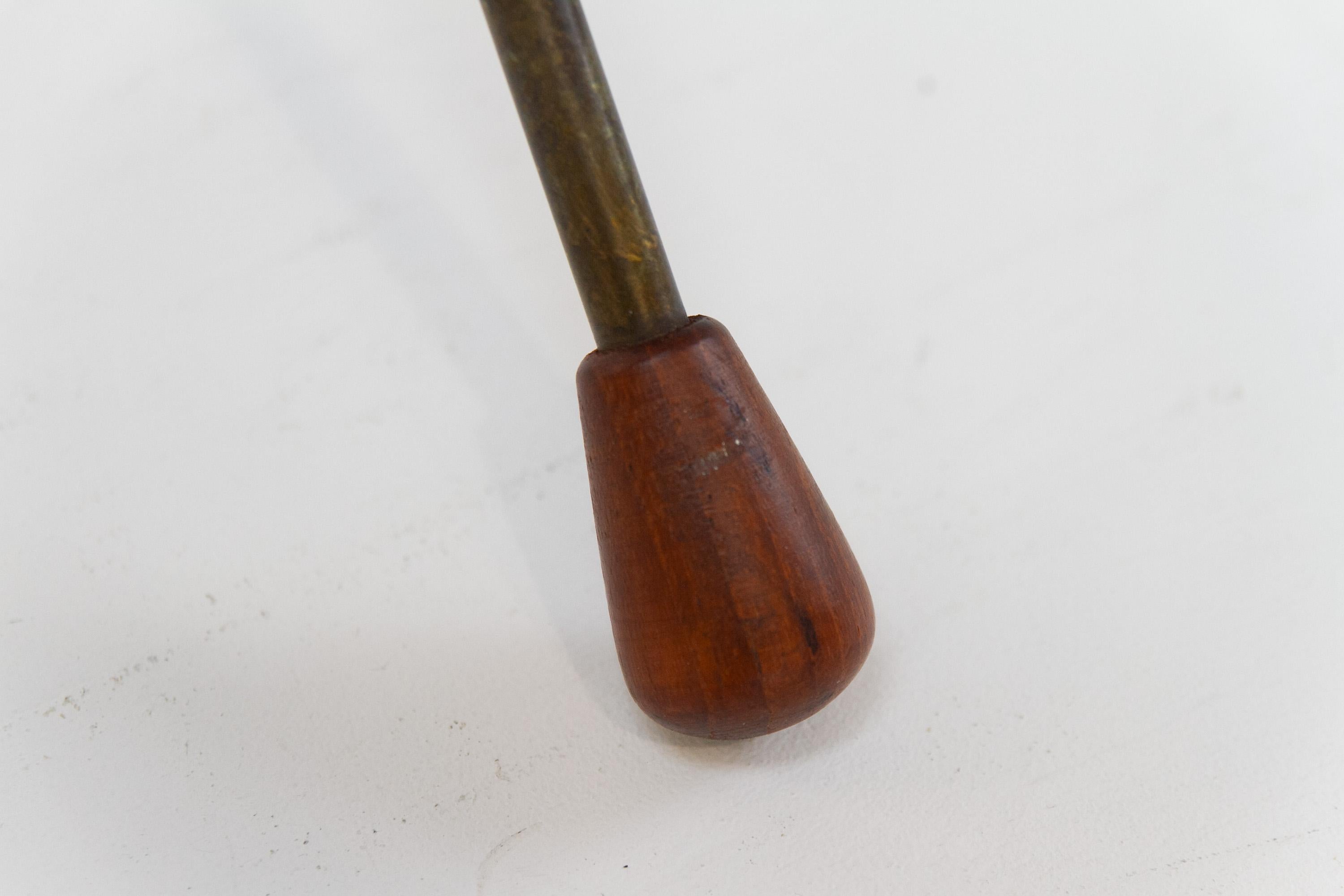 Metà XX secolo Tavolino danese d'epoca a treppiede in teak, anni '50. in vendita