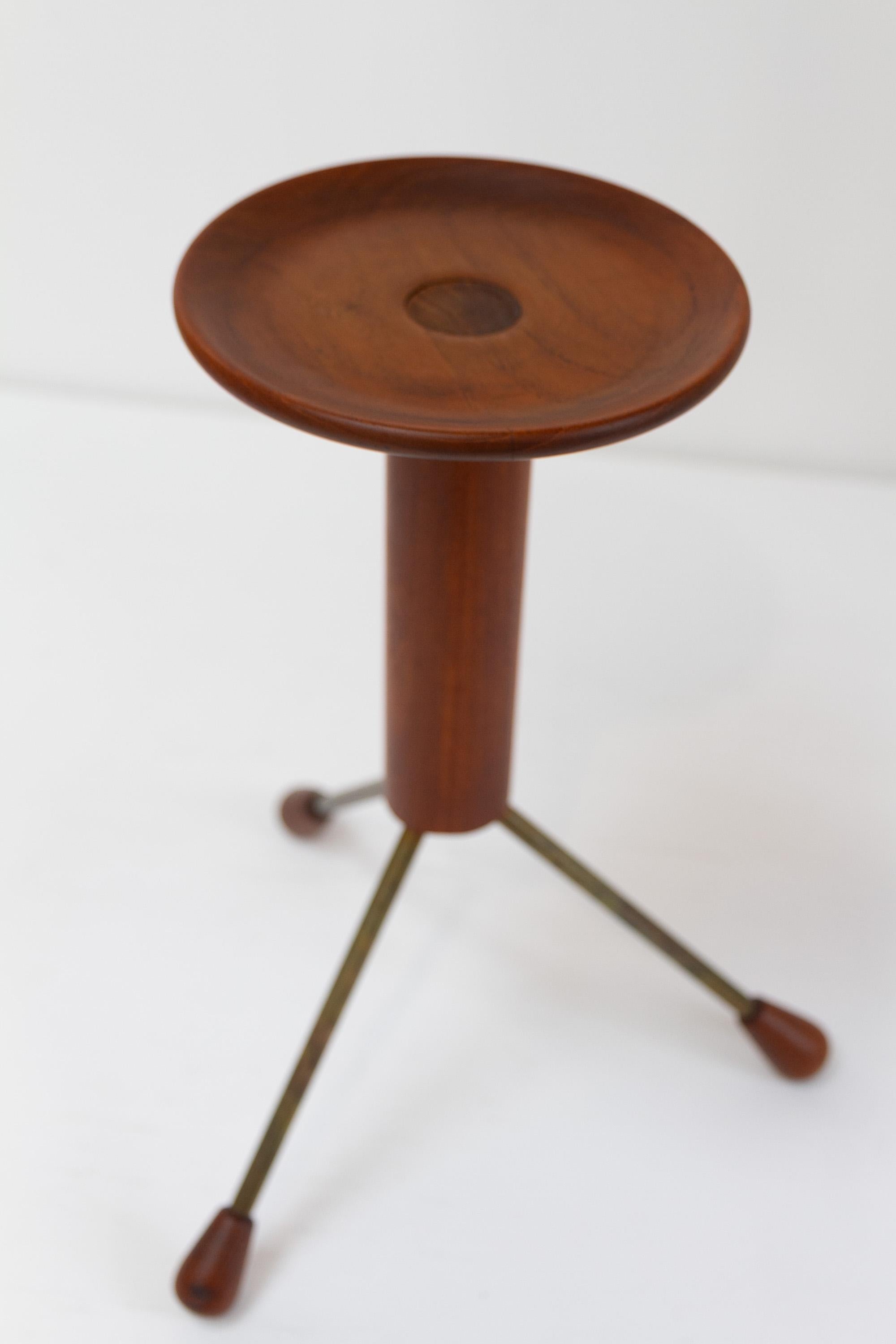 Teak Tavolino danese d'epoca a treppiede in teak, anni '50. in vendita