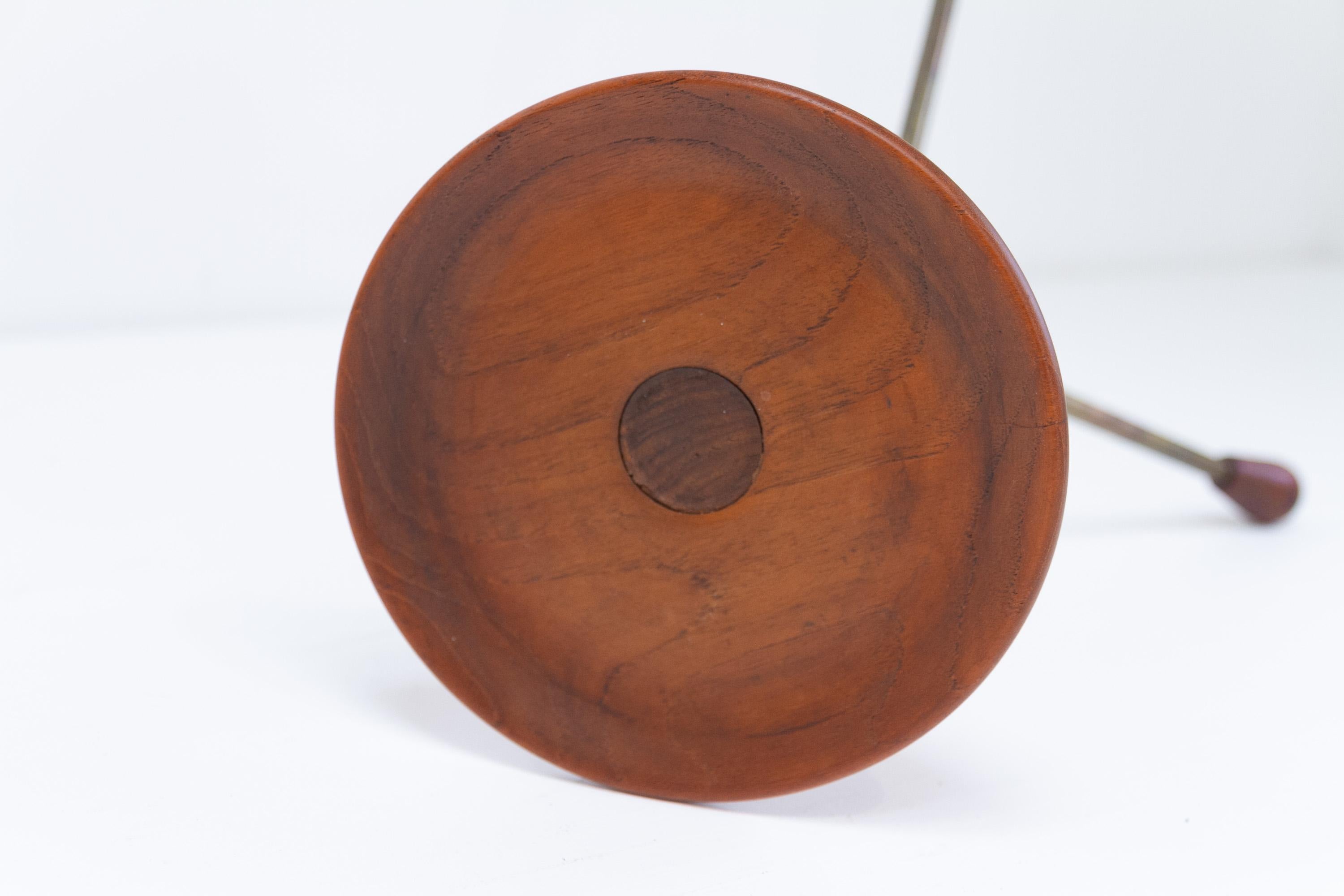 Tavolino danese d'epoca a treppiede in teak, anni '50. in vendita 1