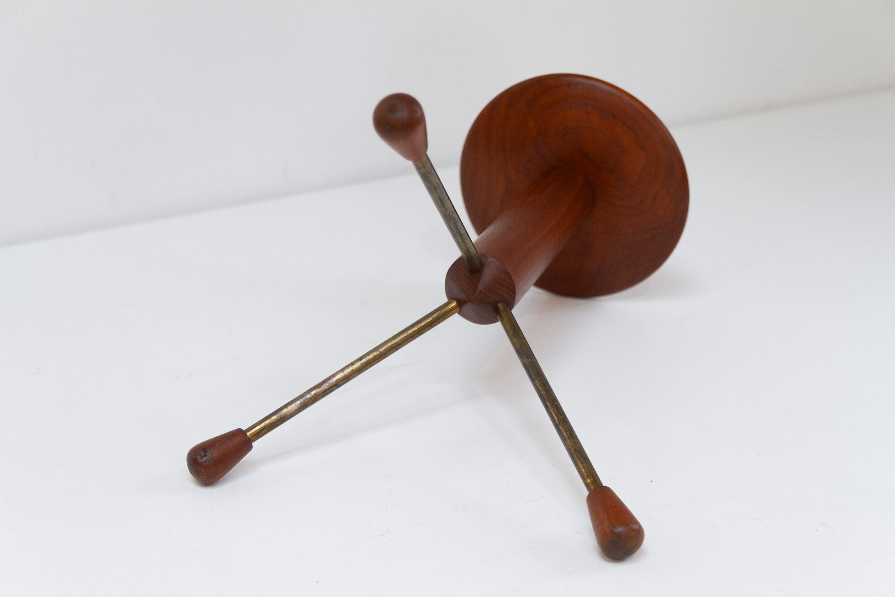 Tavolino danese d'epoca a treppiede in teak, anni '50. in vendita 2