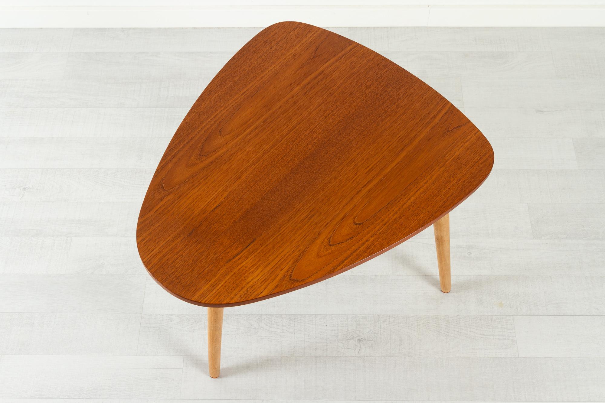 Vintage Danish teak tripod side table 1960s
Danish Mid-Century Modern three legged coffee table with triangular table top. Top with beautiful teak veneer. Three round tapered legs in solid beech.
Suitable for many purposes i.e. side table, lamp