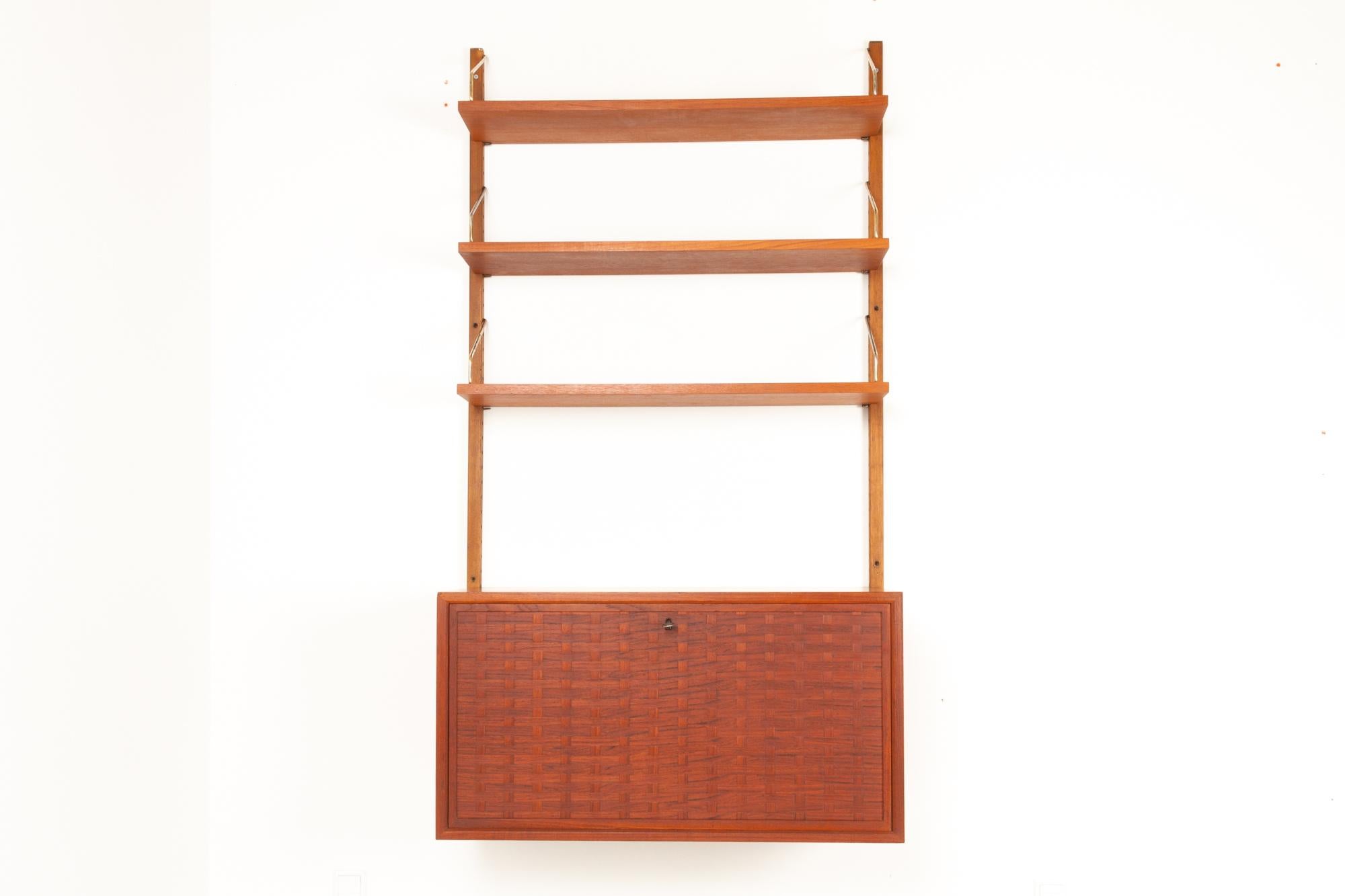 Vintage Danish teak wall unit by Poul Cadovius for Cado, 1960s
Mid-Century Modern shelving system model Royal by Danish architect Poul Cadovius designed in 1948. Versatile and flexible floating bookcase that allows for continuous rearranging to