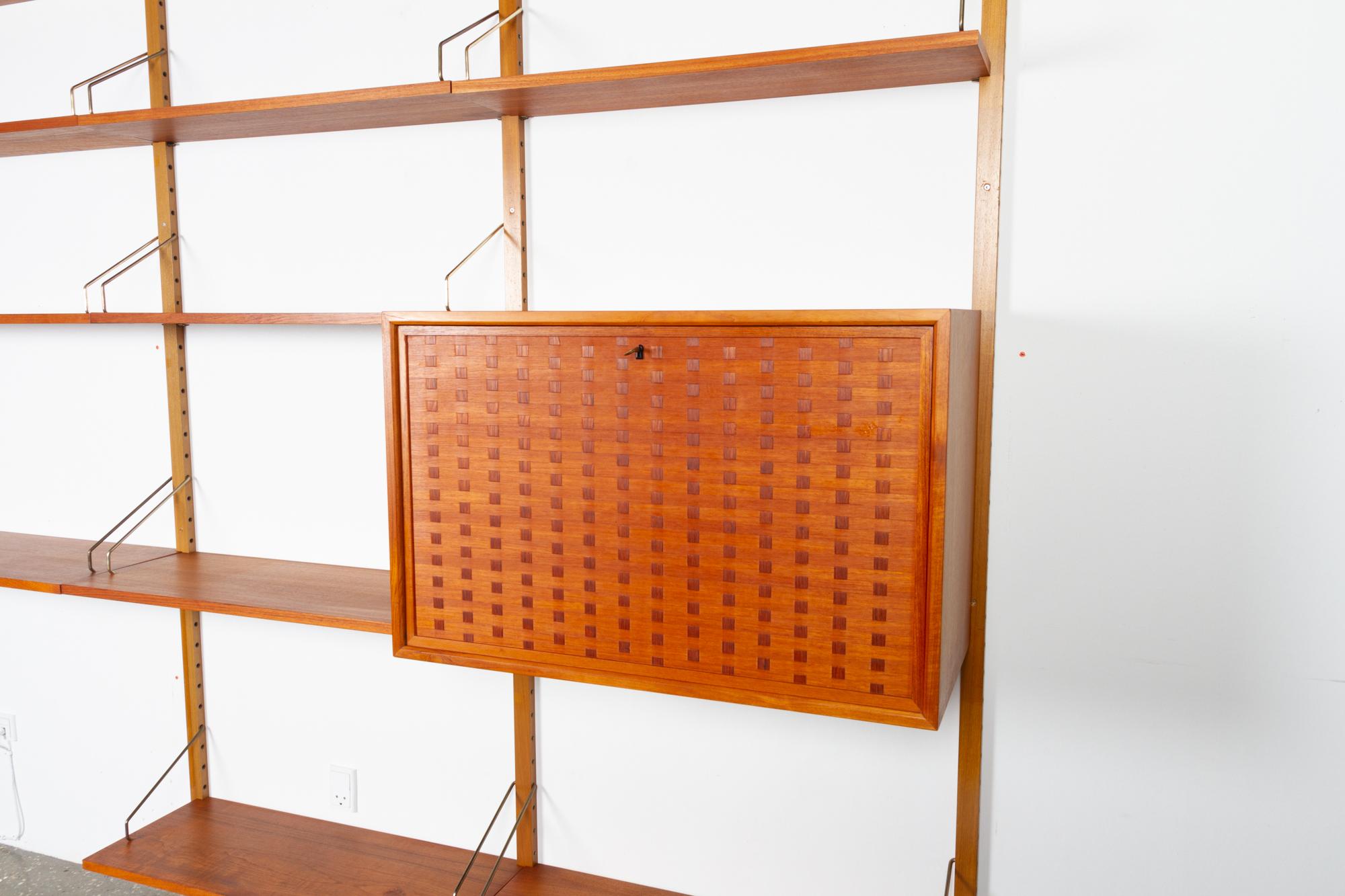 Vintage Danish teak wall unit by Poul Cadovius for Cado, 1960s
Three sections of modular wall-mounted shelves and cabinet in teak model Royal. All shelves and cabinet in this shelving system are adjustable and can be placed as desired. The vertical