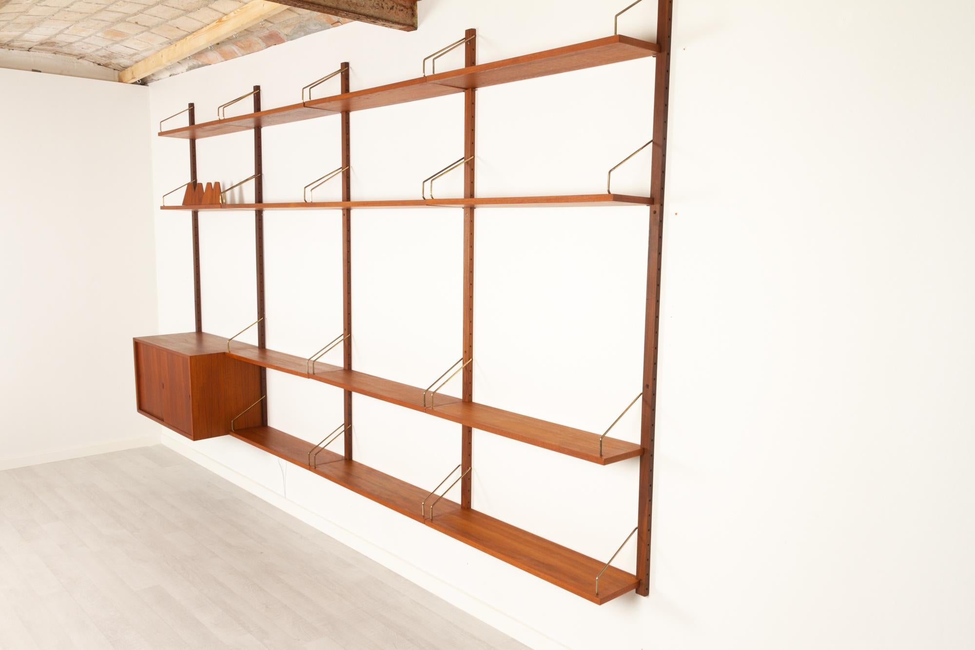 Vintage Danish teak wall unit by Poul Cadovius for Cado, 1960s.
Mid-Century Modern 4 bay shelving system model Royal by Danish architect Poul Cadovius designed in 1948. Versatile and flexible floating bookcase that allows for continuous rearranging