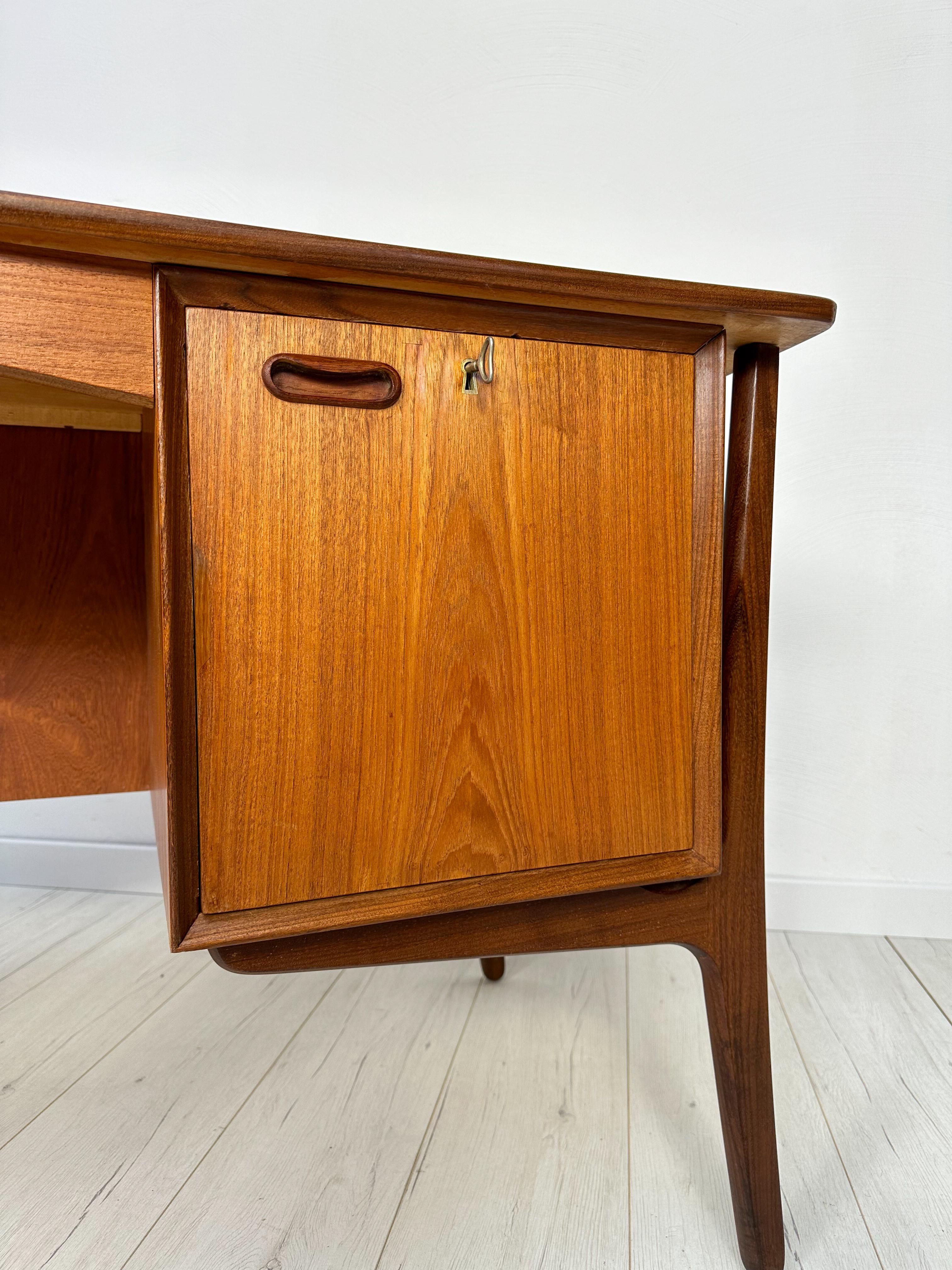 Vintage Danish Teak Writing Desk by Svend Åge Madsen for H.P. Hansen, 1960s In Good Condition For Sale In Wesseling, DE