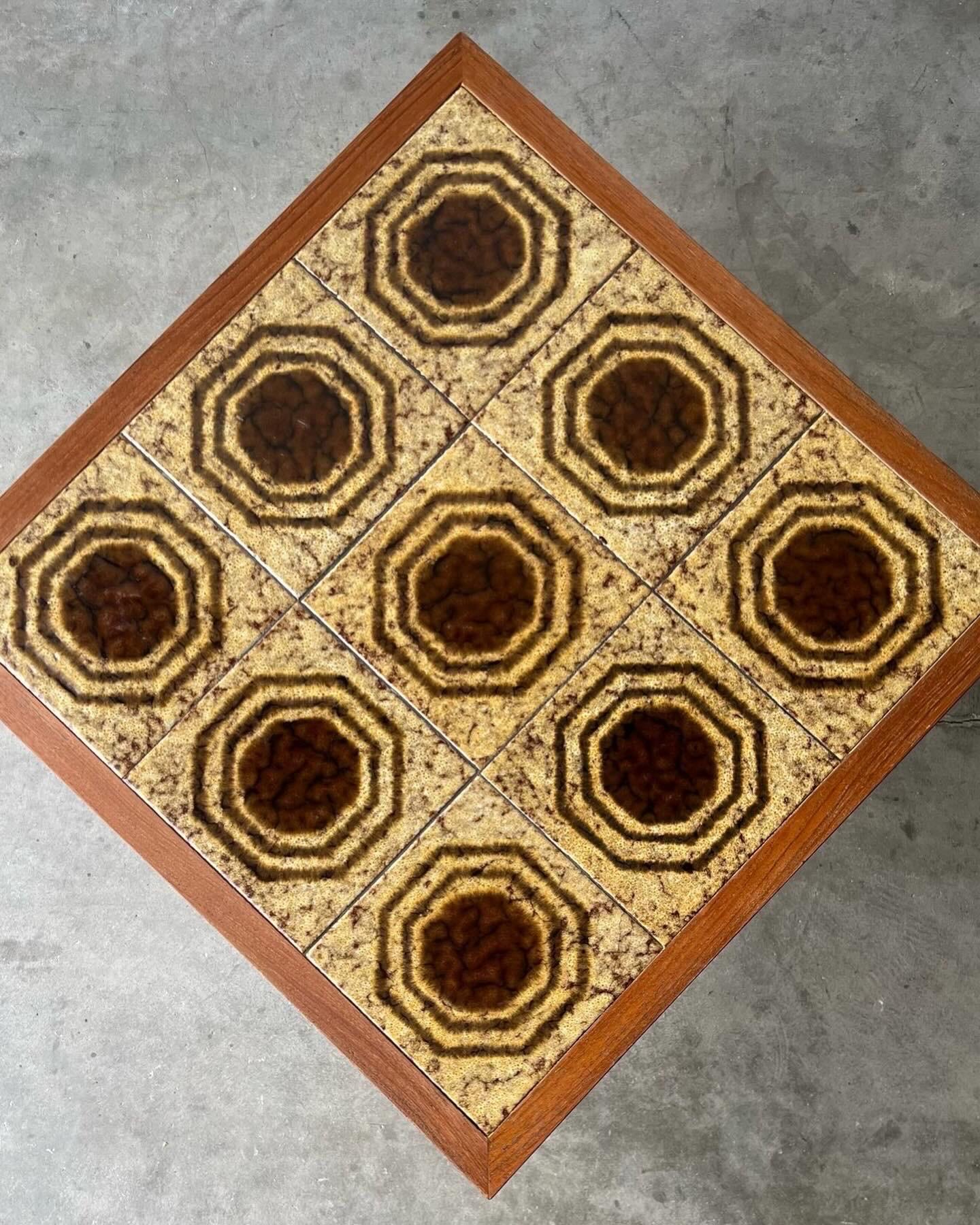 Pareja de mesas auxiliares danesas vintage con tapa de azulejo en venta 1