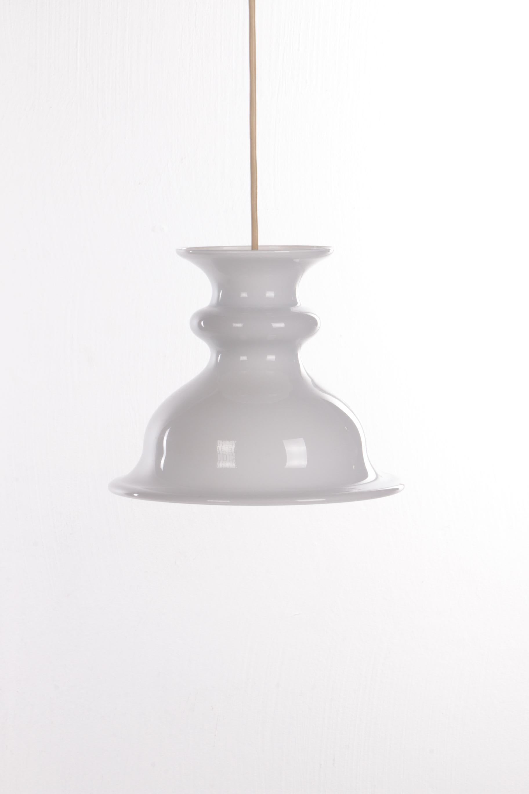 Vintage Danish Tivoli hanging lamp by Sidse Werner for Holmegaard, 1980 Denmark.

Suspension en verre ornemental du fabricant danois Holmegaard d'après un dessin de Sidse Werner du début des années 1980.

Un corps rotatif en verre sert de diffuseur