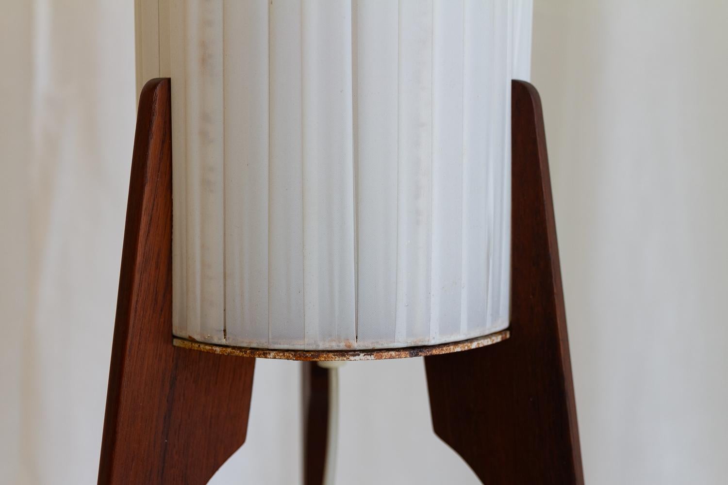 Teak Lampada da terra danese d'epoca a treppiede Rocket, anni '60. in vendita