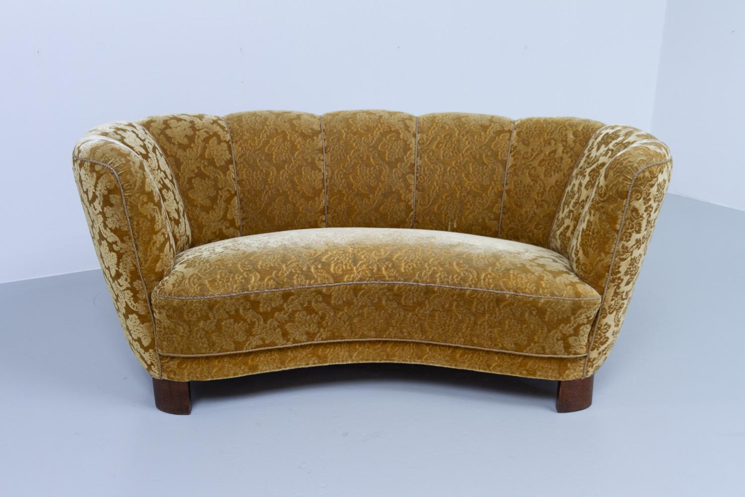 Vintage Danish Velvet Art Deco Banana Sofa, 1940s In Good Condition In Asaa, DK