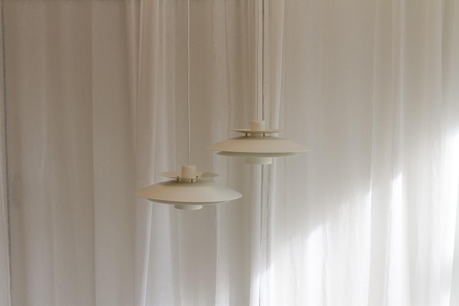 Vintage Danish White Pendelleuchten von Horn, 1980er Jahre. Satz von 2.

Passendes Paar skandinavischer Deckenlampen aus weißem Metall der Jahrhundertmitte. Hergestellt in Dänemark in den 1980er Jahren von Horn Belysning, Modell 760.

Wie die