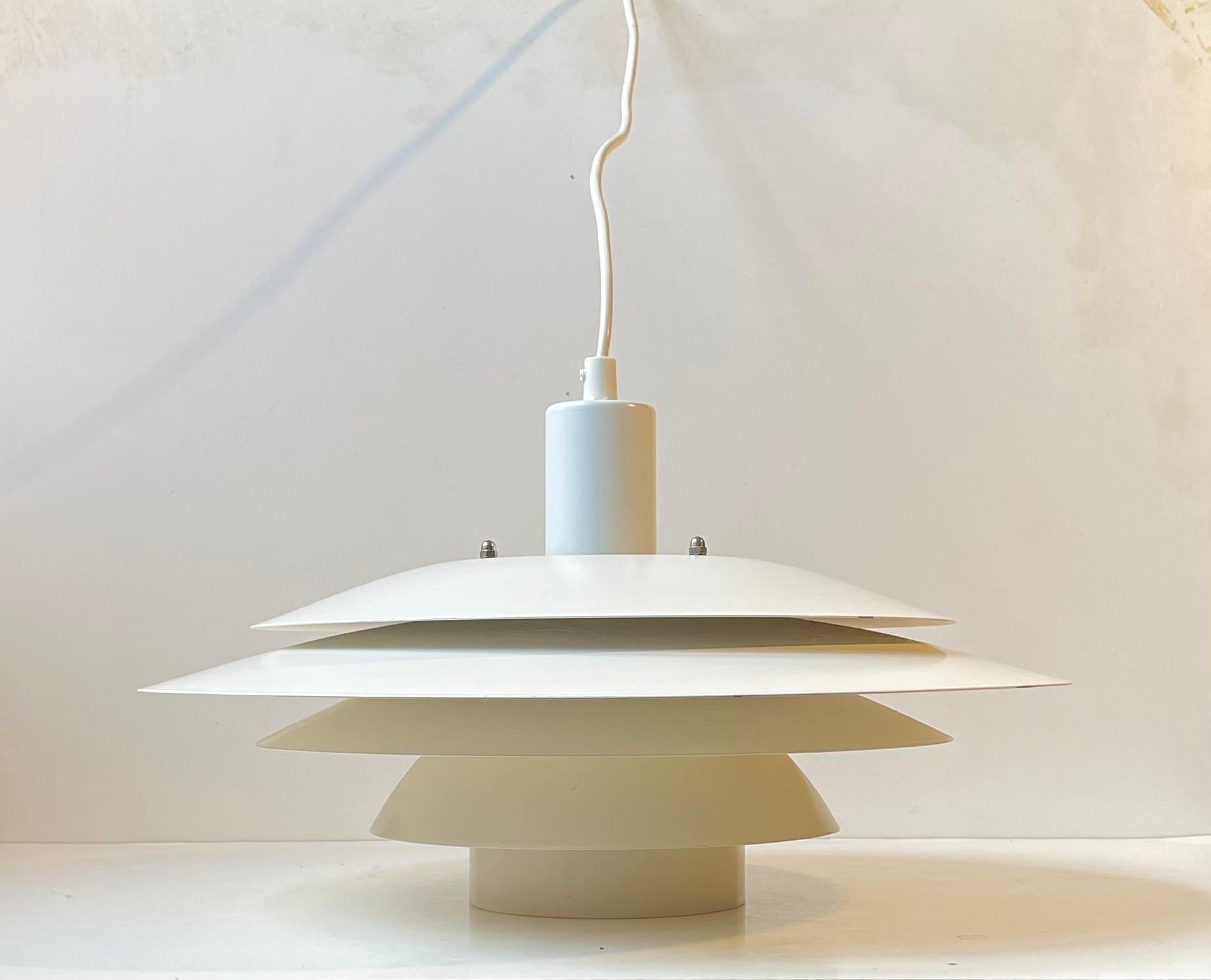 - Lampada da soffitto a sospensione a 5 livelli 
- Progettata e prodotta da Design-Light in Danimarca negli anni '70/'80. 
- Ricorda le lampade PH 4 e PH 5 di Poul Henningsen 
- È costruito in metallo verniciato a polvere di colore bianco/crema. 
-