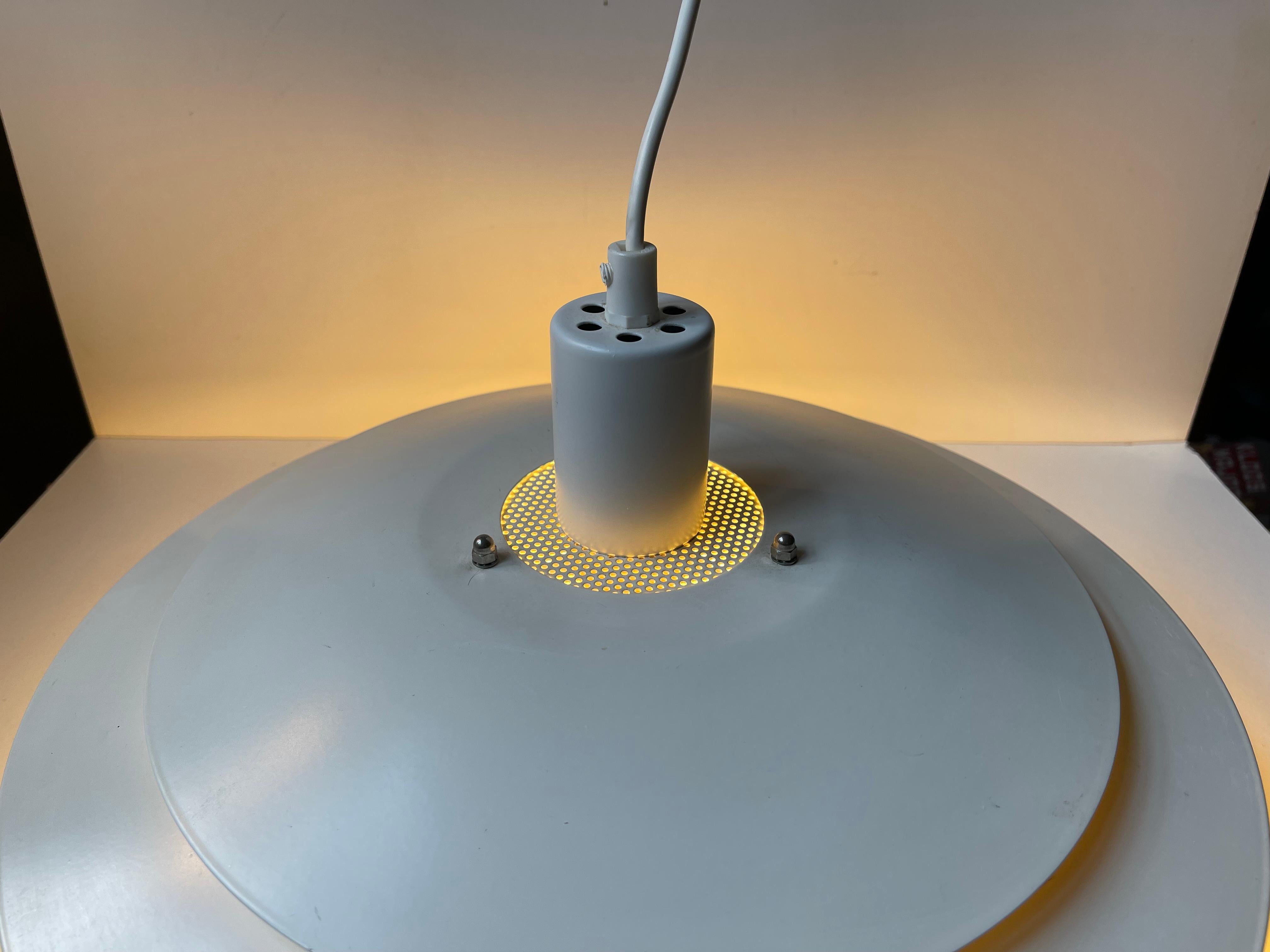 Verniciatura a polvere Lampada a sospensione danese vintage a livelli bianchi di Design-Light, anni '80 in vendita
