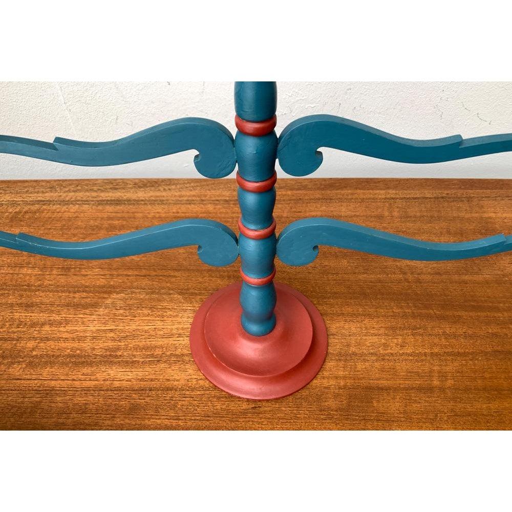 Portacandele danese d'epoca in legno di Sven Henrikssen, anni '40, in ottime condizioni. Progettato tra il 1920 e il 1949 Questo pezzo ha un marchio di attribuzione.

Informazioni aggiuntive:
Materiali: Wood
Colore: blu
Periodo: 1940s
Paese di