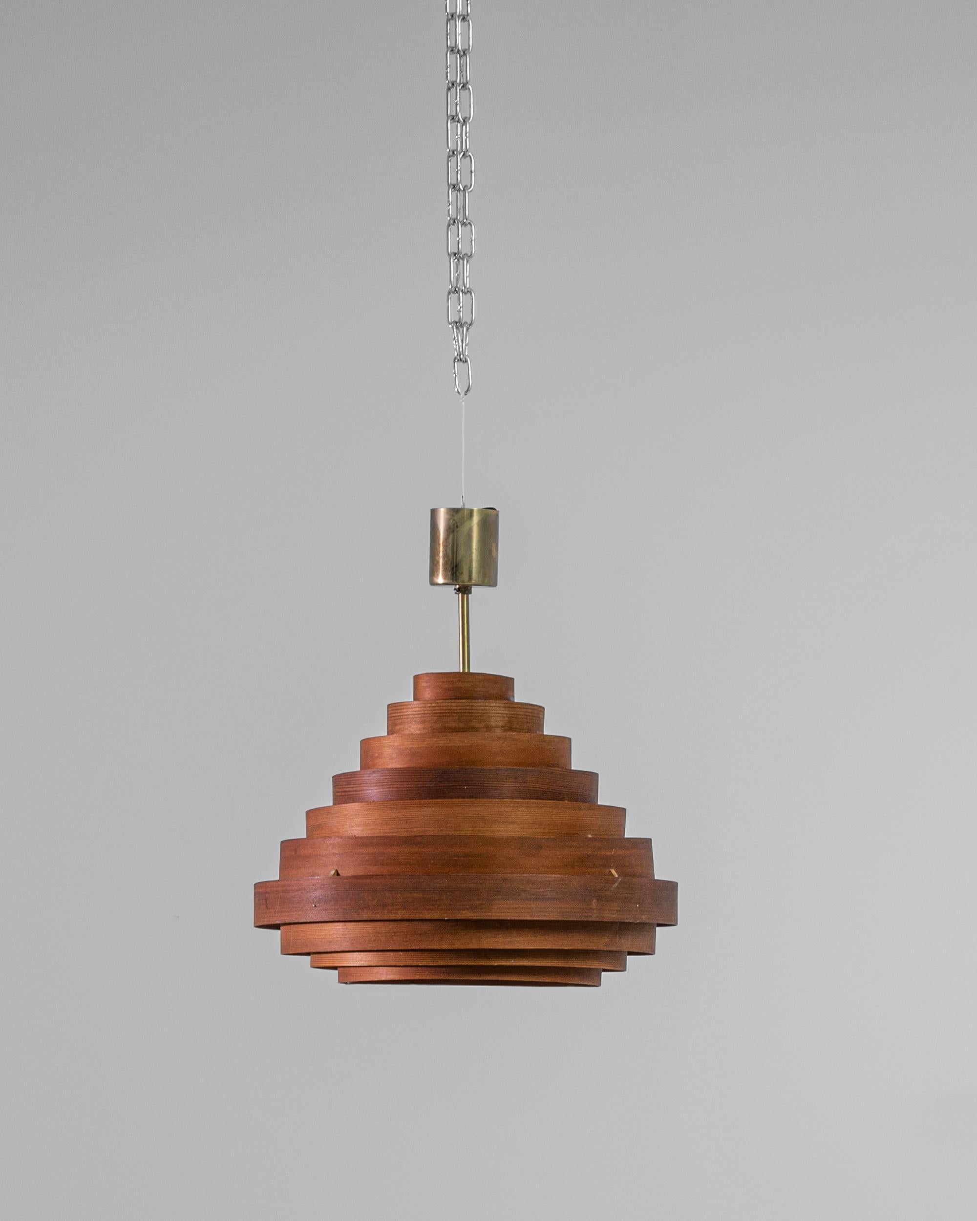 Eine hölzerne Hängeleuchte aus der Mitte des 20. Jahrhunderts, hergestellt in Dänemark. Diese Vintage-Lampe besteht aus einem Pendelschirm aus Bugholz und einem Baldachin aus Metall mit vergoldeten Reflexen. In Anlehnung an die Tradition des
