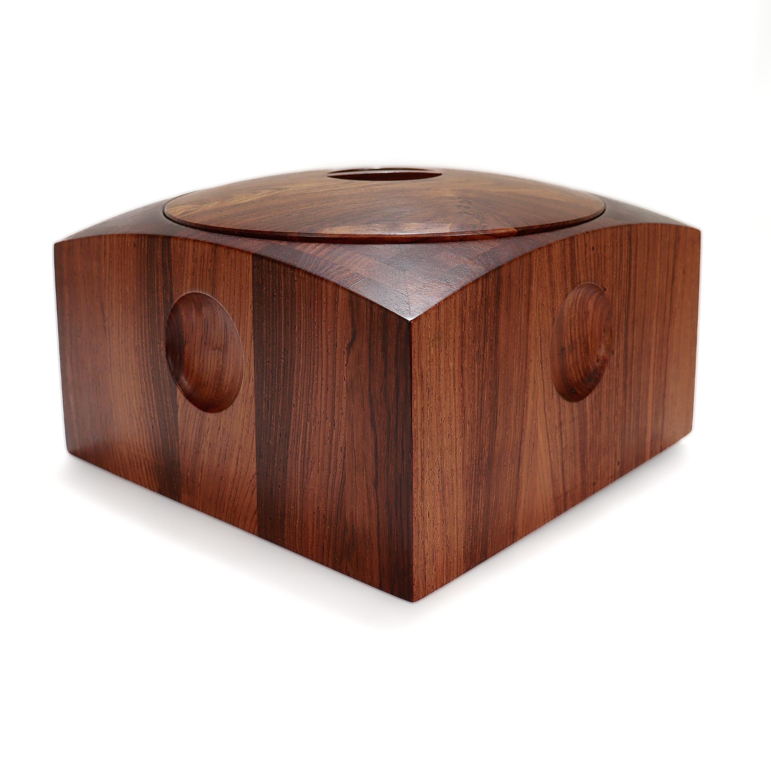Un raffinato secchiello per il ghiaccio in legno danese moderno.

Da Dansk.

Disegnato da Jens Quistgaard.

Dalla serie 