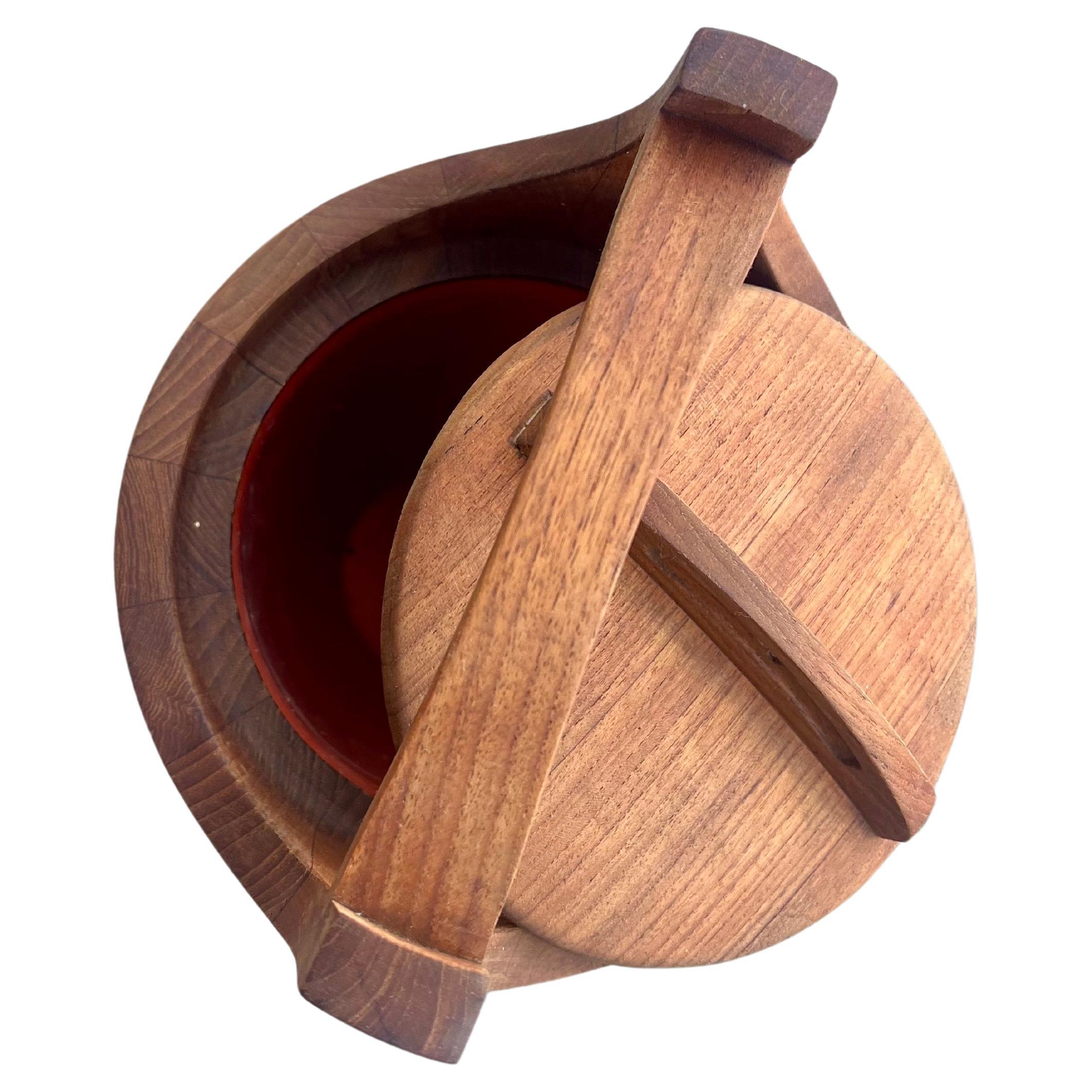 Dansk es uno de los fabricantes más célebres de menaje de mesa y cocina de mediados de siglo. Sus tecas y esmaltes con diseños que perduran a lo largo de las décadas hacen que los objetos de Dansk sean muy buscados y coleccionables. Jens Quistgaard