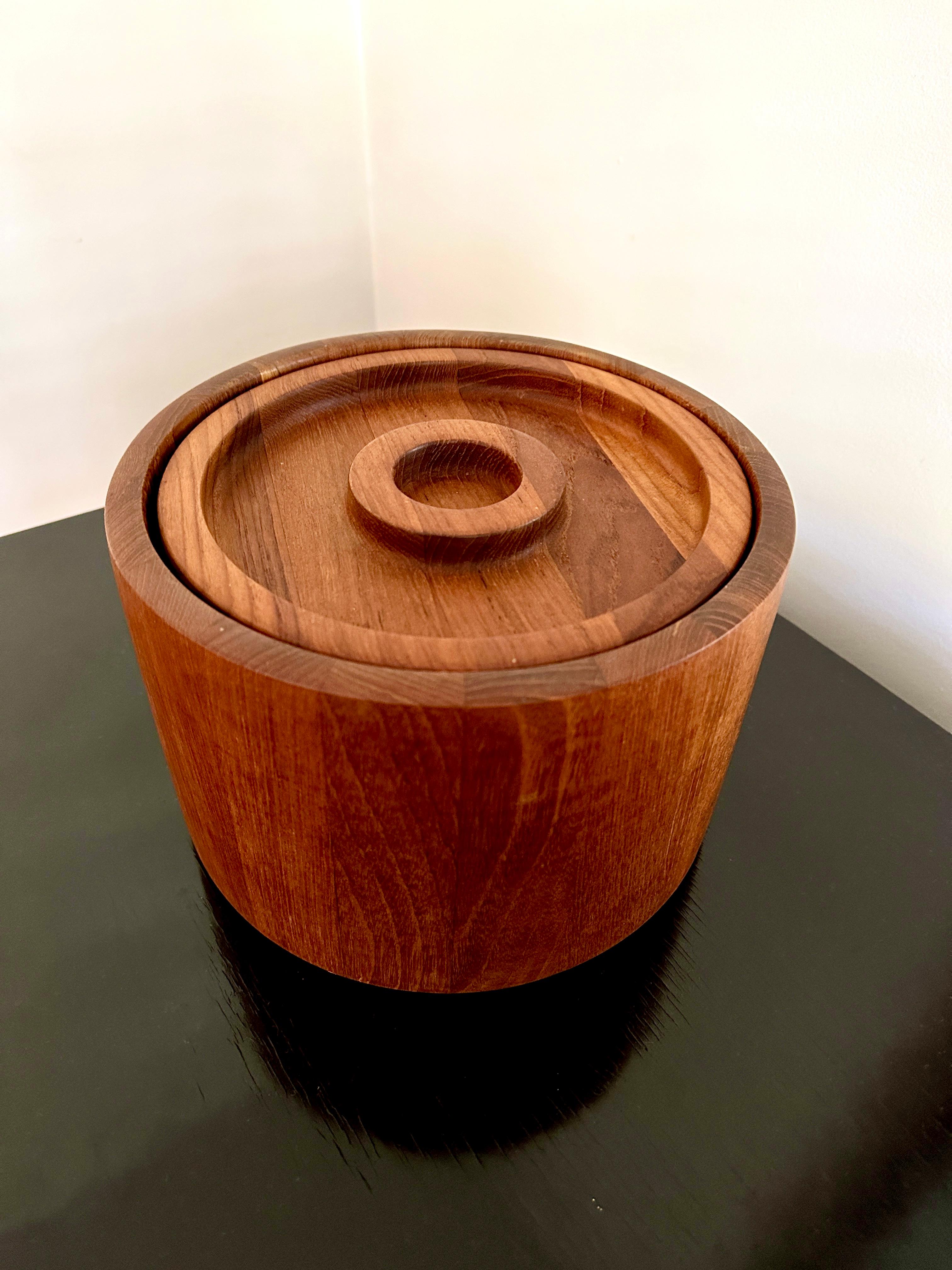 Scandinavo moderno Secchiello per il ghiaccio vintage in teak dogato Dansk Designs di Jens Quistgaard in vendita