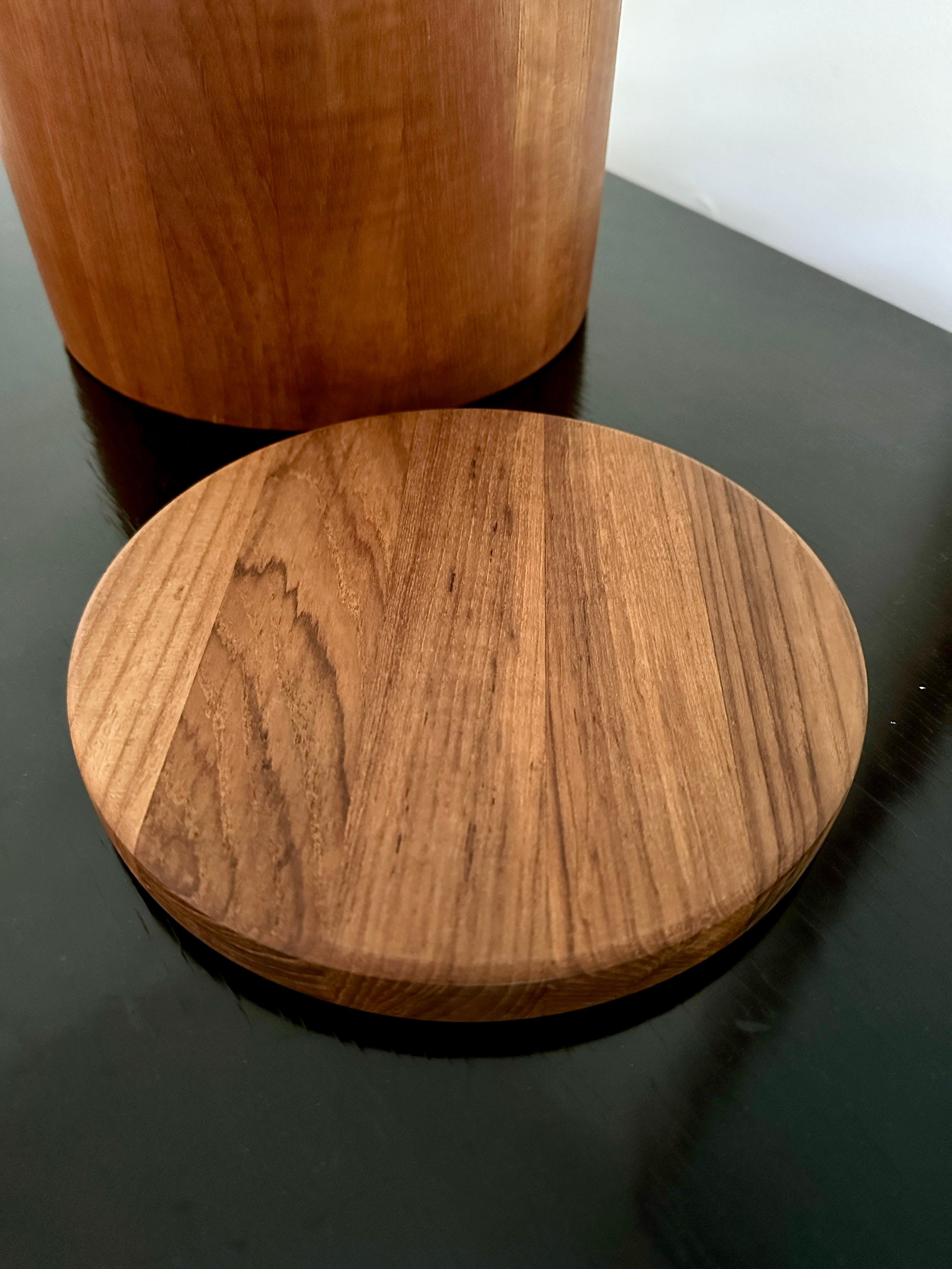 Fatto a mano Secchiello per il ghiaccio vintage in teak dogato Dansk Designs di Jens Quistgaard in vendita