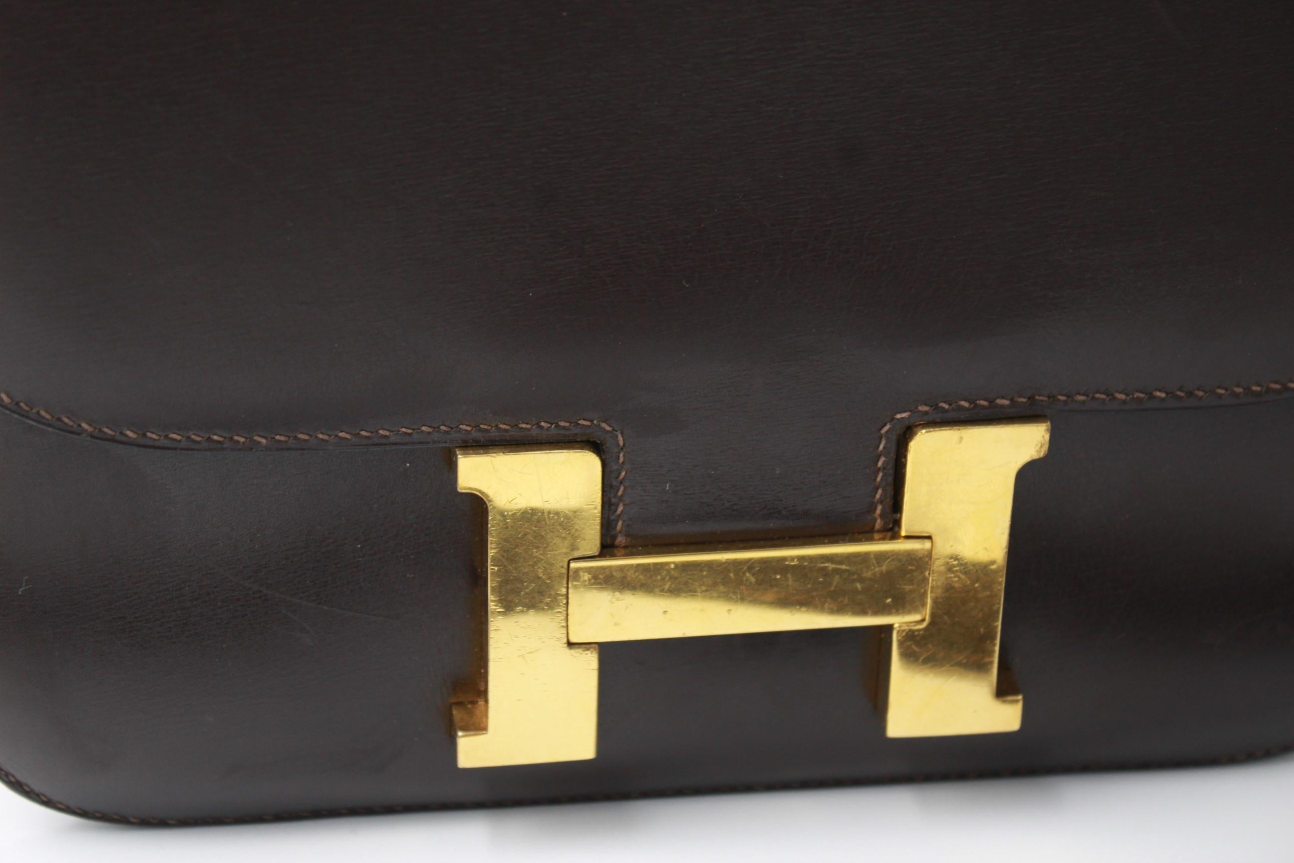 Nice vintage Hermes Constance bag in brown box leather.

Vintage bag in good vintage coondition, leather not cracked. Some signs of wear in the hardware and sttrap ( light cracking on the strap)

Size 23 cm