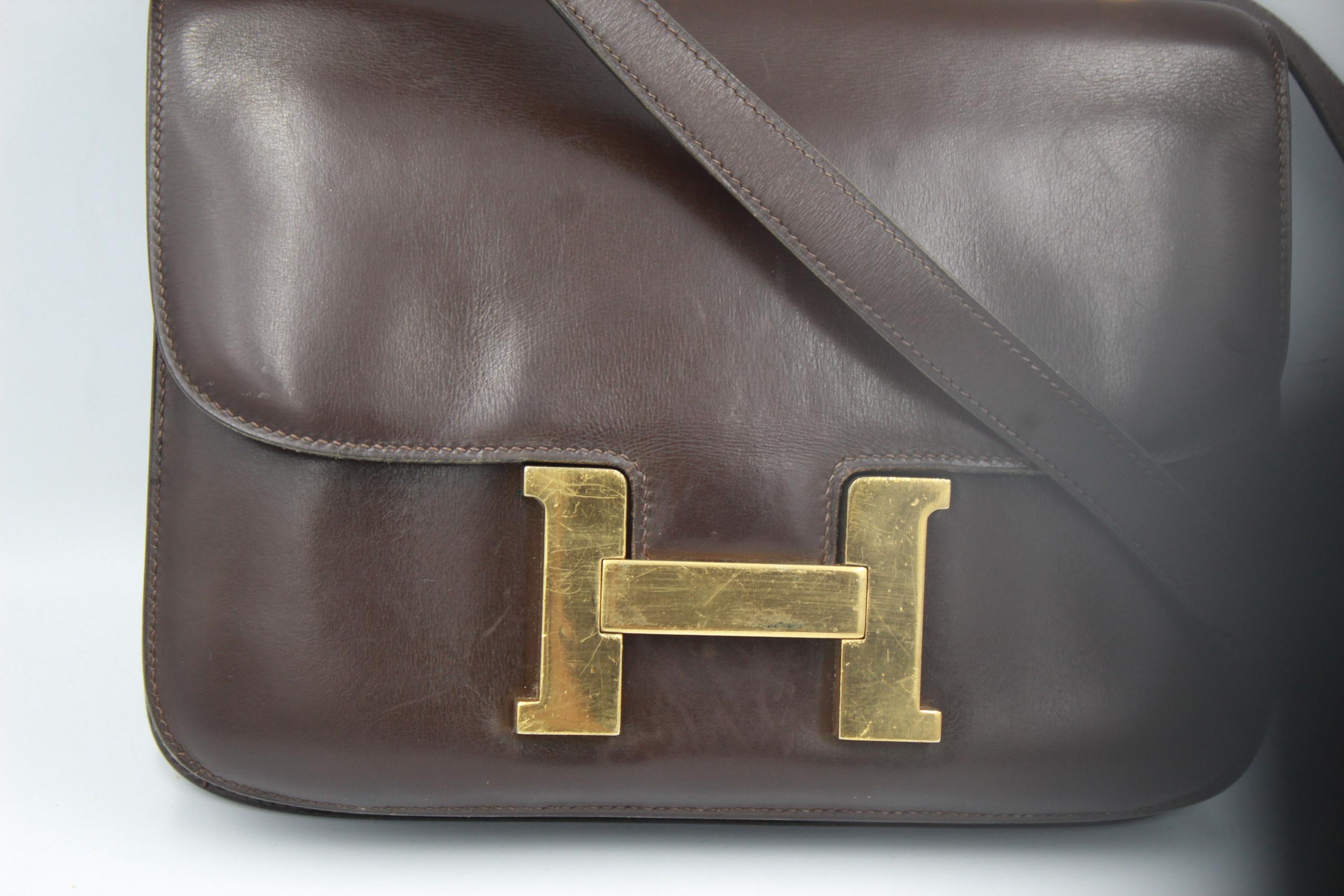 Nice vintage Hermes Constance bag in brown box leather.

Vintage bag in good vintage coondition, leather not cracked. Some signs of wear in the hardware ( scratches)
Size 23 cm