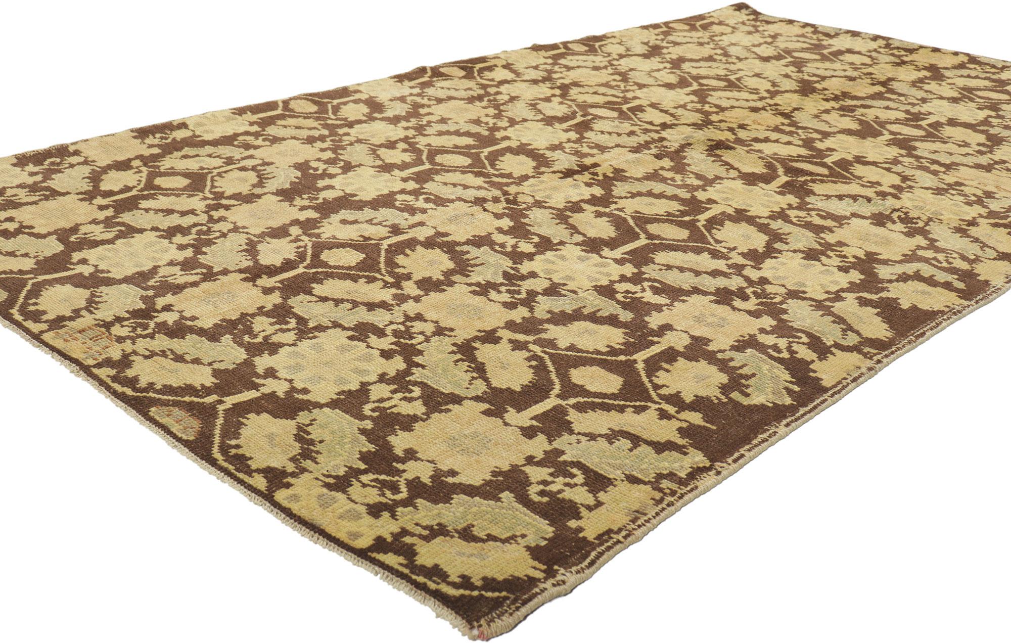 51033 Tapis turc vintage Oushak, 04'04 X 07'08. Lorsque le Design/One se mêle au Cottagecore, il crée un tableau enchanteur qui incarne un charme nostalgique et romantique, profondément enraciné dans un lien avec la nature. Ce sentiment est