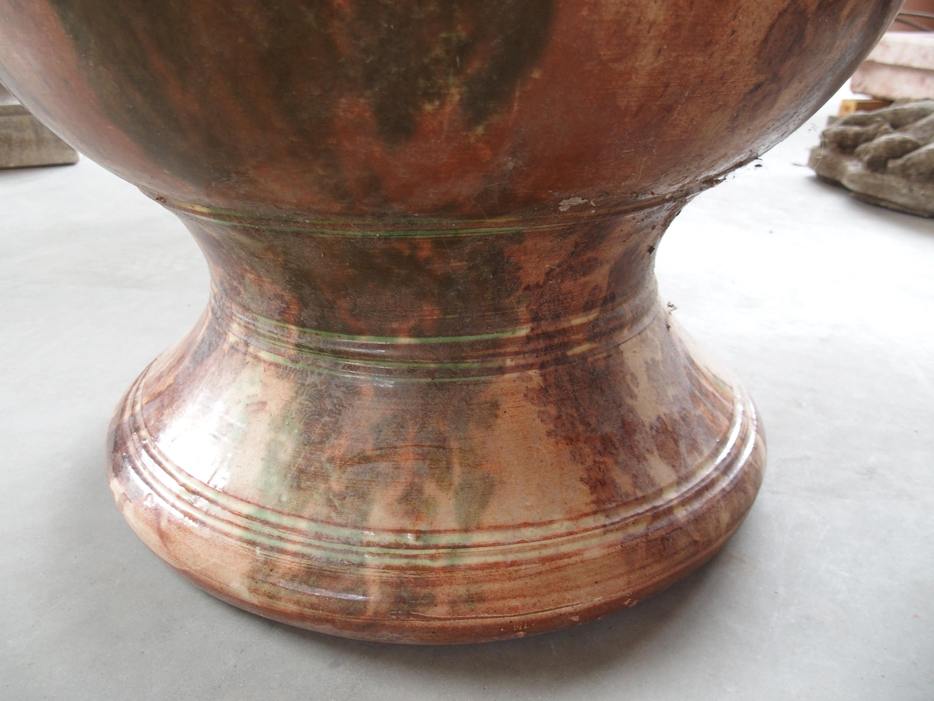 Plus d'informations bientôt...

Cette étonnante marmite multicolore de Boisset est une version unique des marmites françaises classiques d'Anduze. Elle mesure 31 pouces de haut. Le pot présente une magnifique palette de couleurs flamme striées de