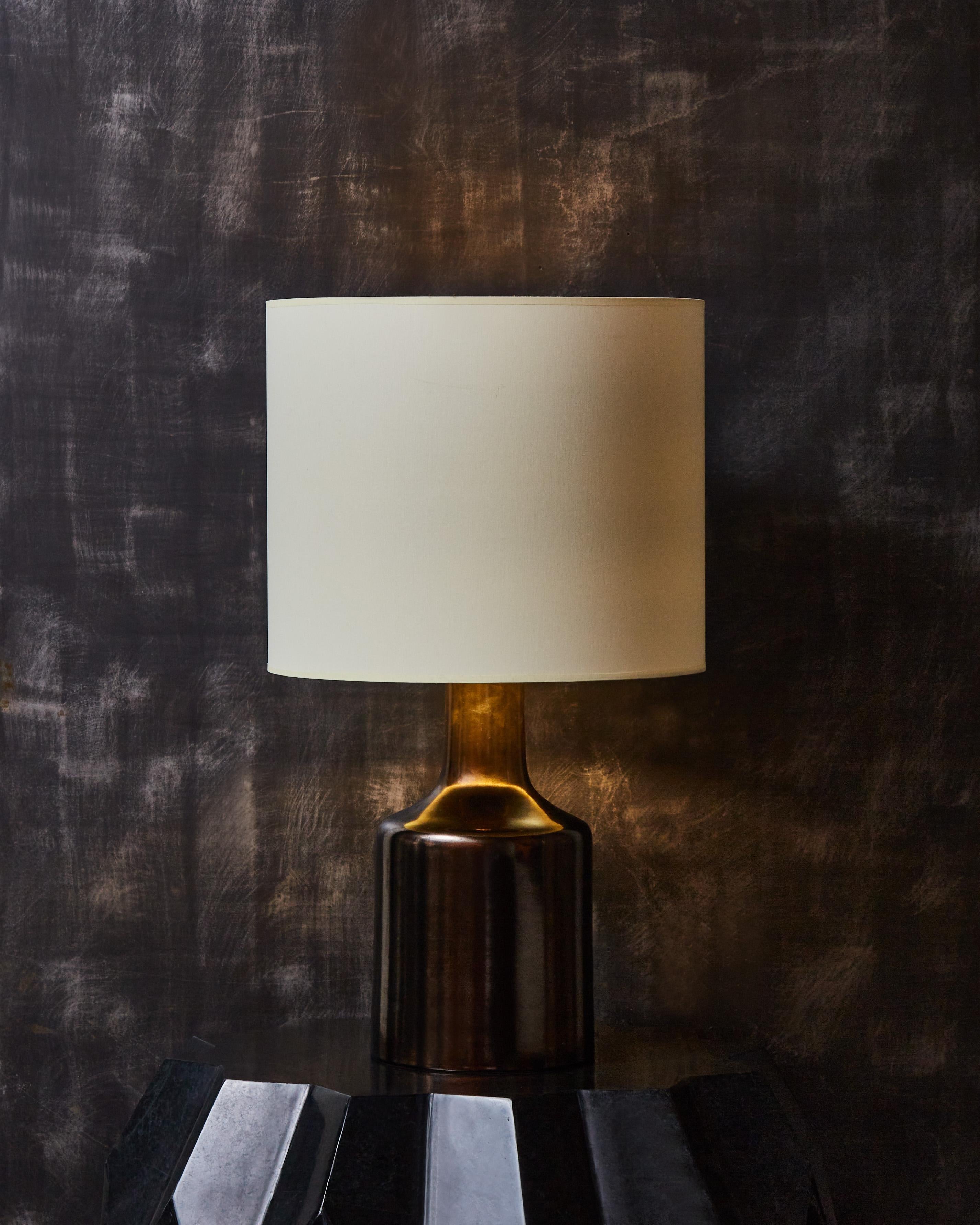 Ceramic table lamp from the 1970s, bottle shaped, covered in a deep dark copper glazed.