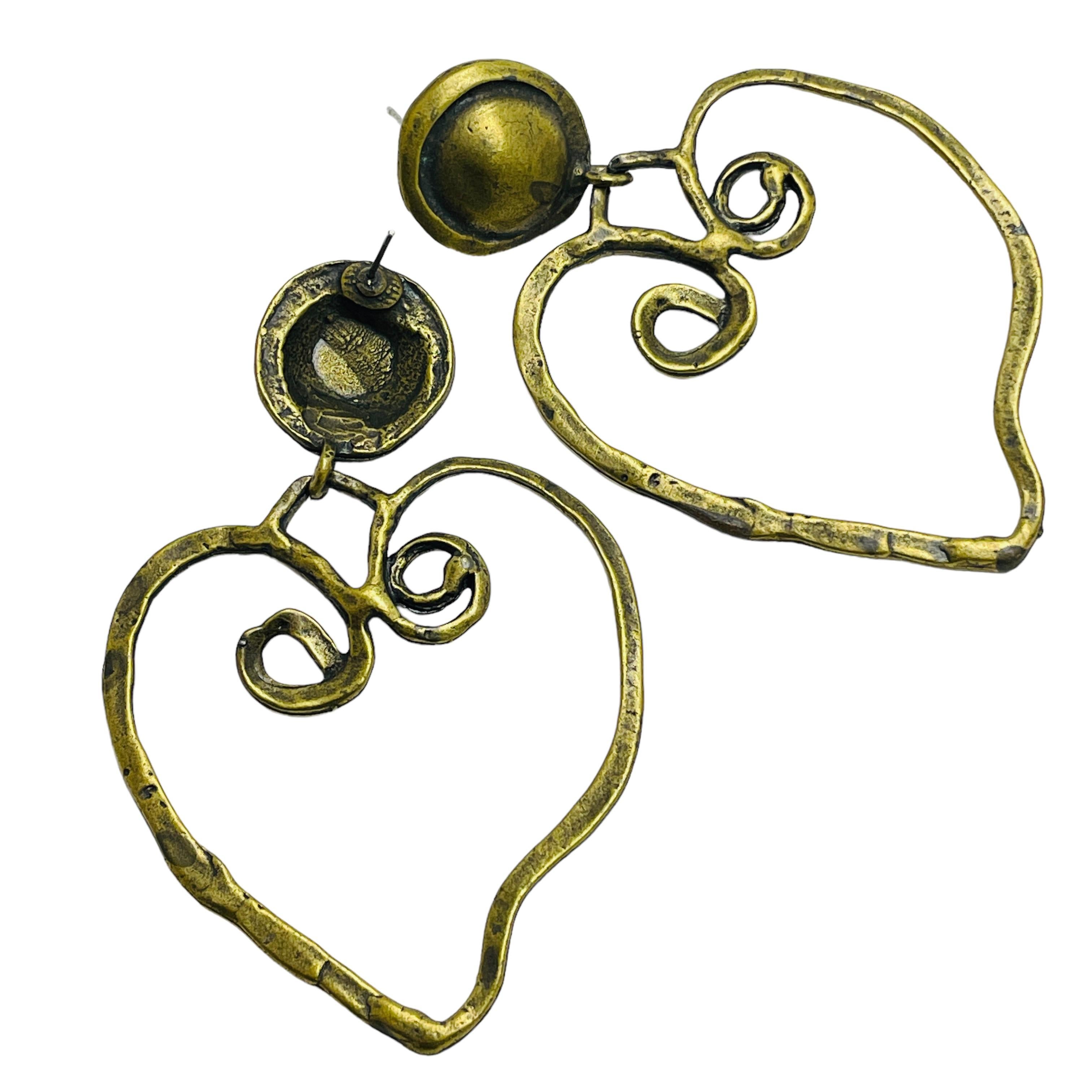 Vintage dark gold huge hearts designer dangle earrings In Good Condition For Sale In Palos Hills, IL