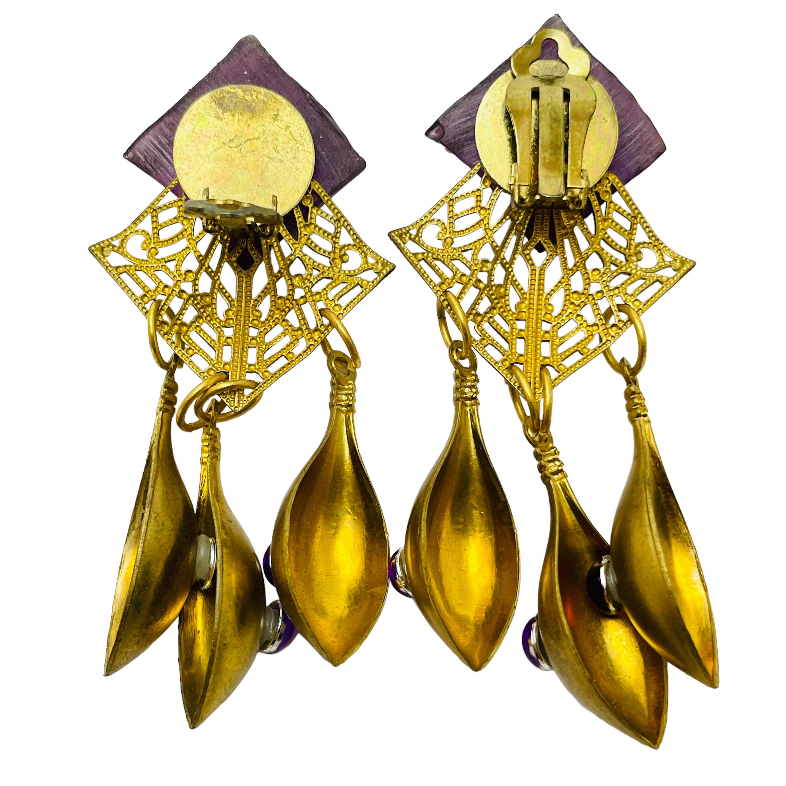 Vintage dark gold purple lucite designer clip on earrings In Good Condition For Sale In Palos Hills, IL