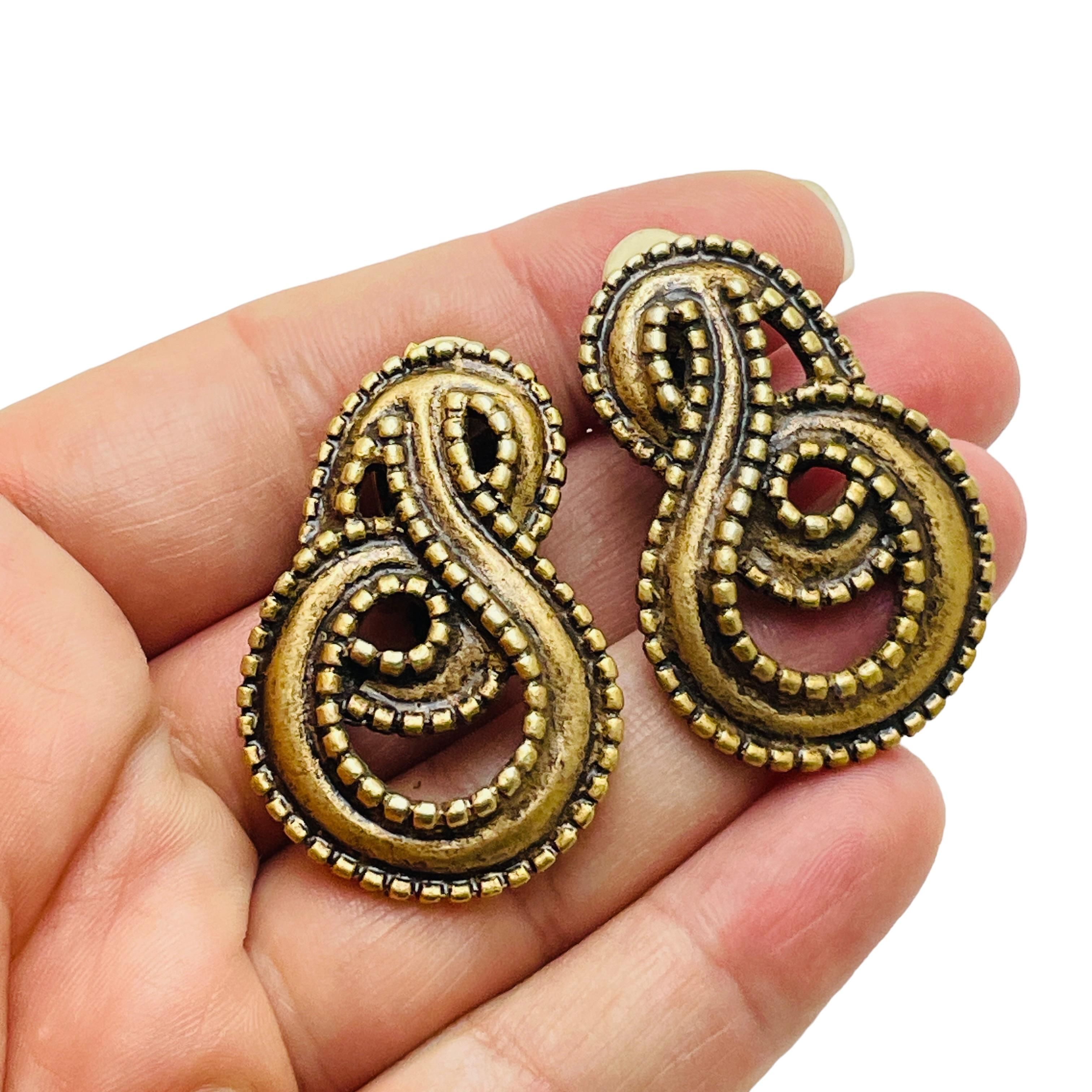 DETAILS

• unsigned 

• gold tone   

• vintage designer necklace 

MEASUREMENTS  

• 1 1/2