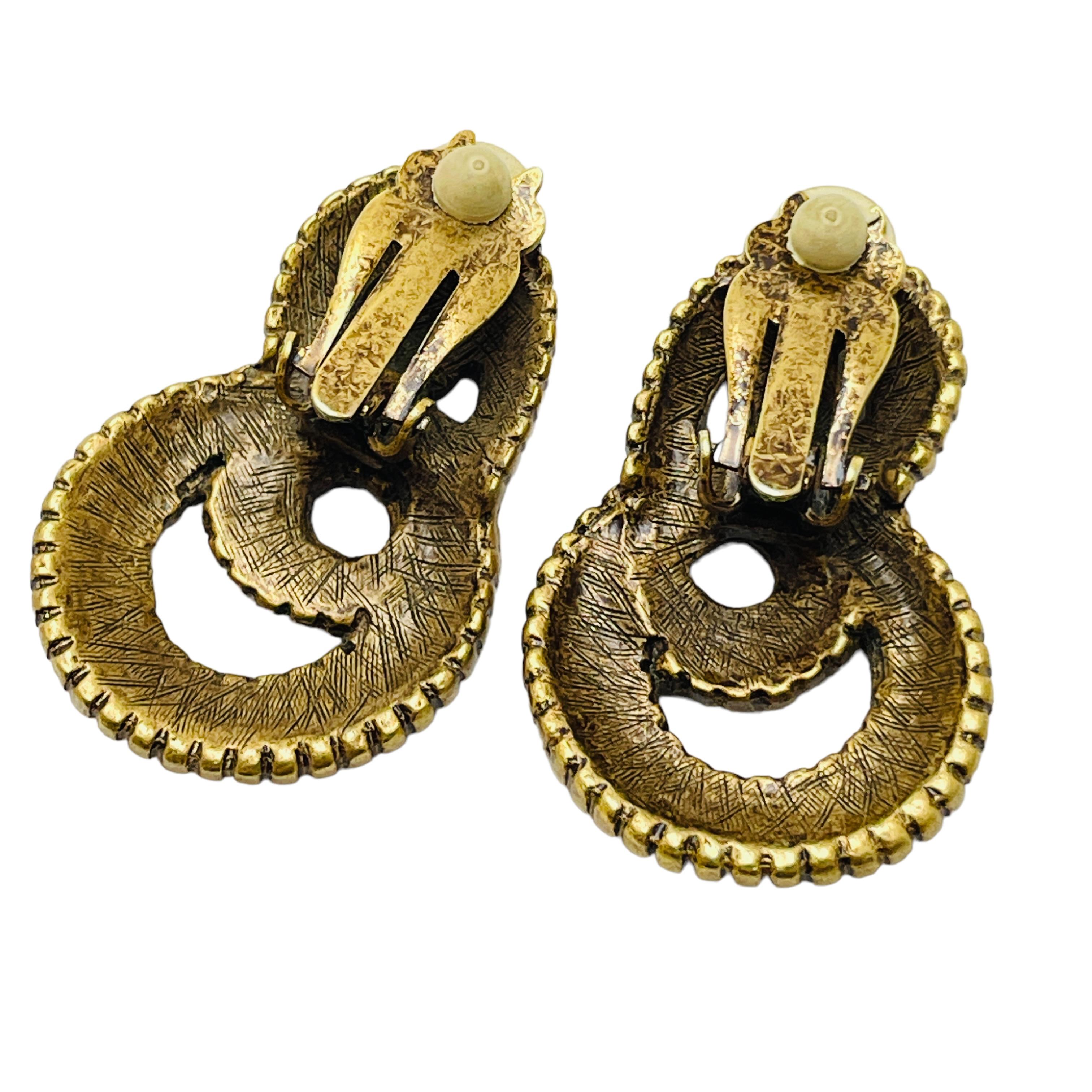 Vintage dark gold tone designer clip on earrings In Good Condition For Sale In Palos Hills, IL