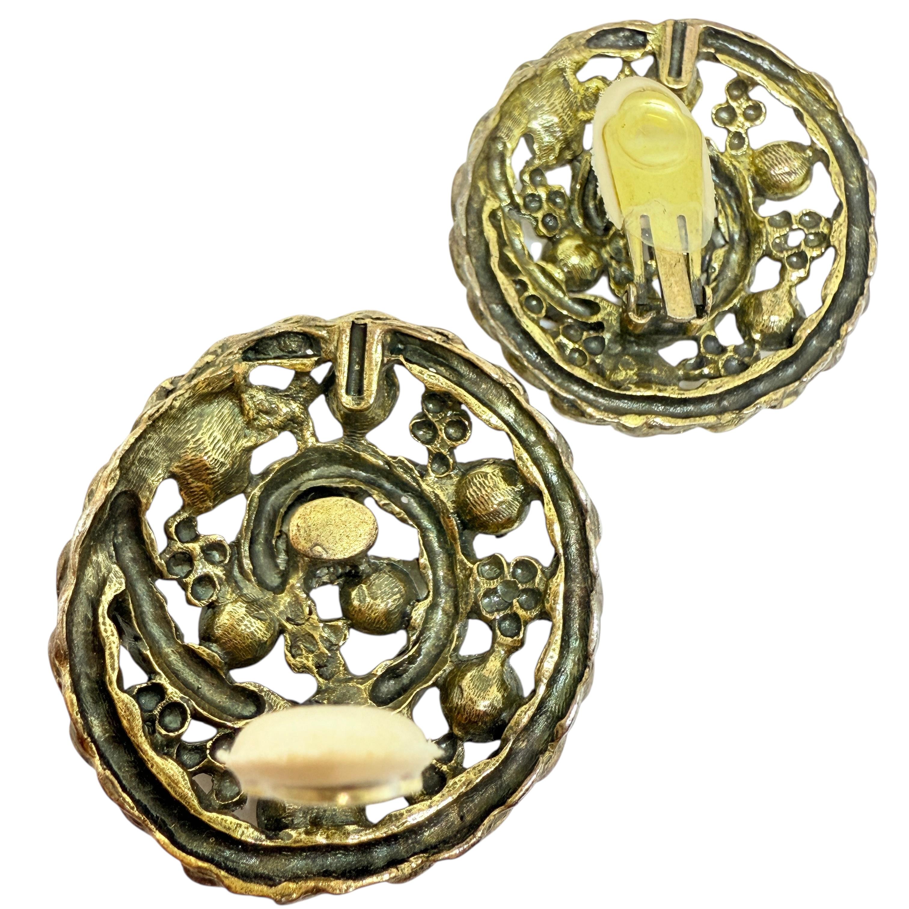 Vintage dark gold tone rhinestone massive designer 80's clip on earrings In Good Condition For Sale In Palos Hills, IL