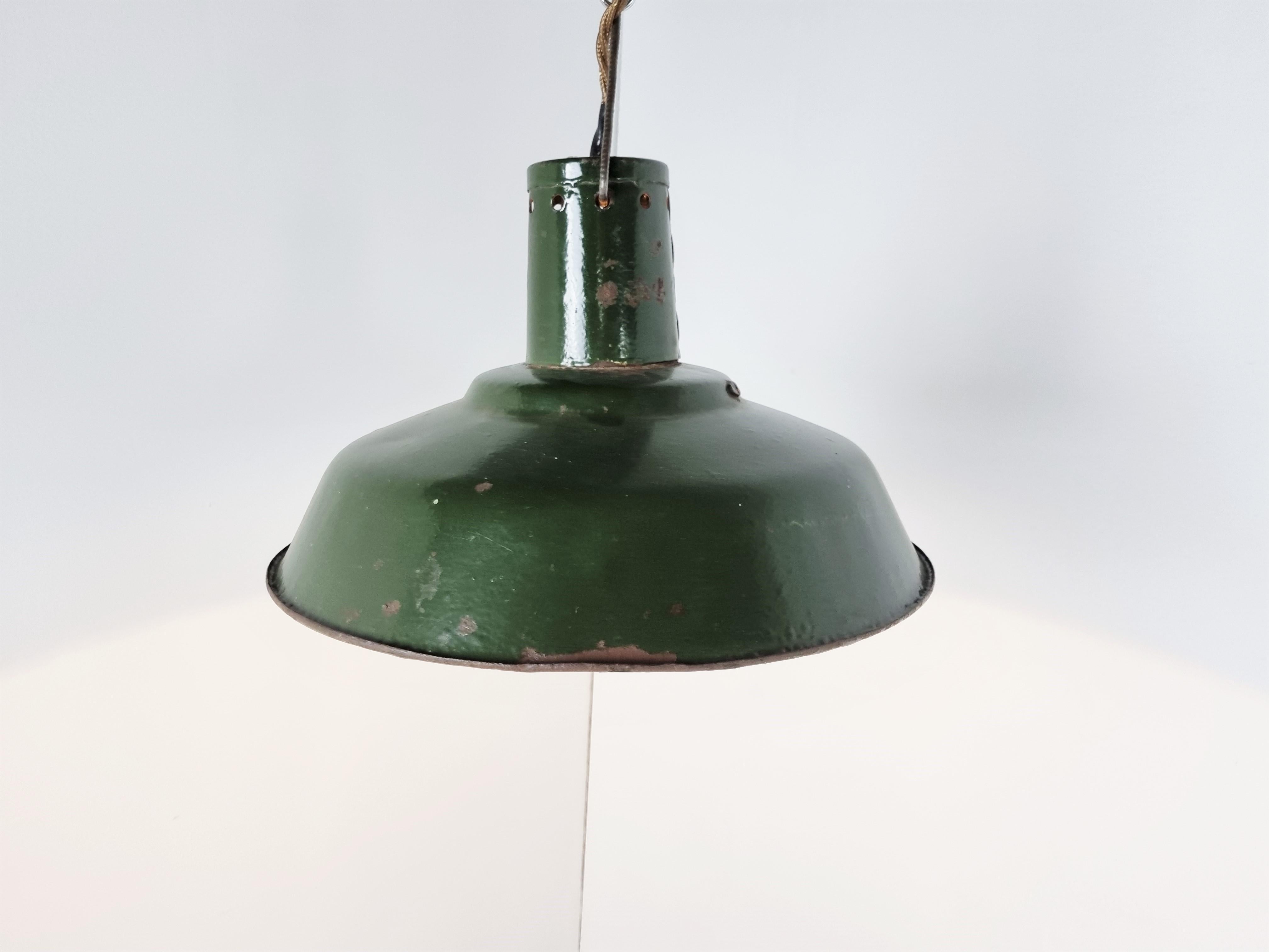 Industriel Lampes à suspension industrielles vintage en émail vert foncé, années 1960 en vente