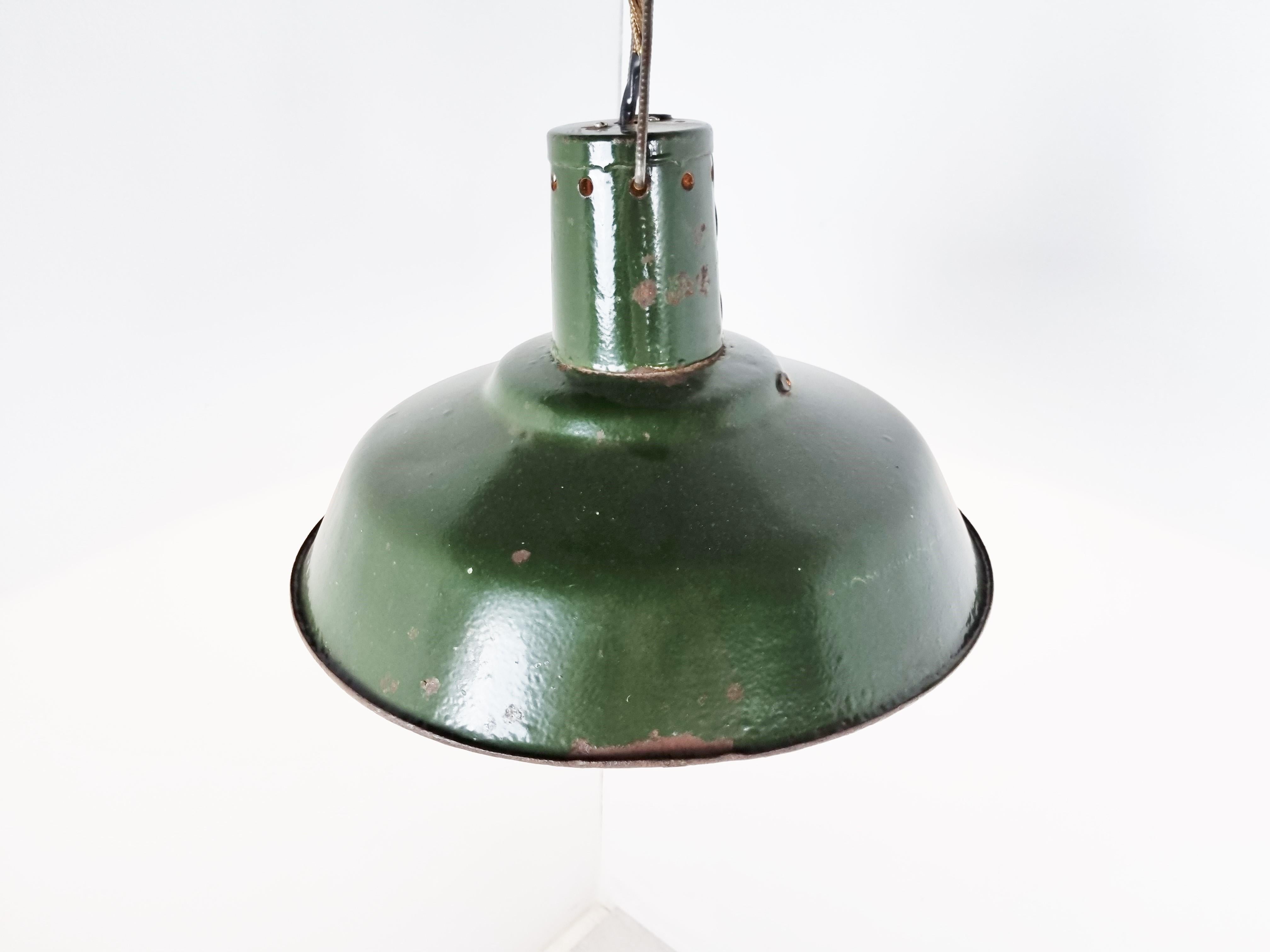 Vintage dark green enamel industrial pendant lights, 1960s In Good Condition For Sale In HEVERLEE, BE